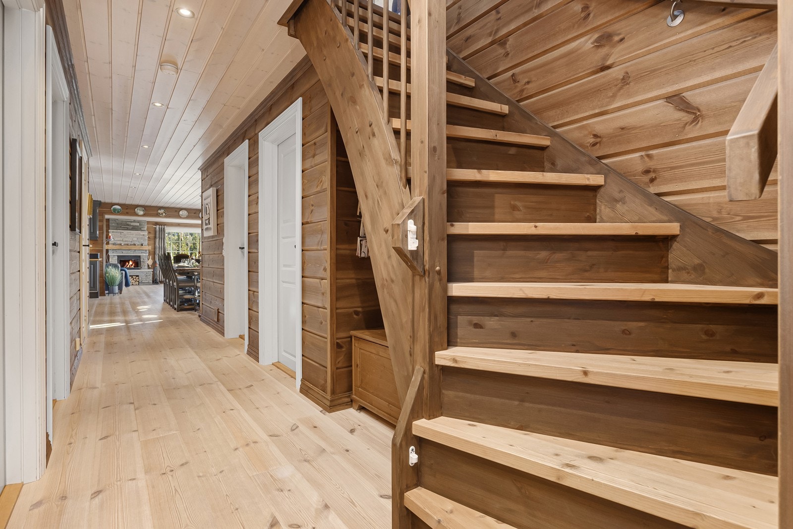 Fra entreen er det adkomst til kjøkkenet og spisestuen, som ligger i åpen løsning. Galleribilde