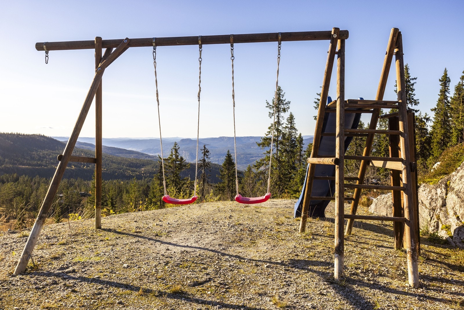 Det er satt opp et lekestativ på tomten, perfekt for barna. Galleribilde