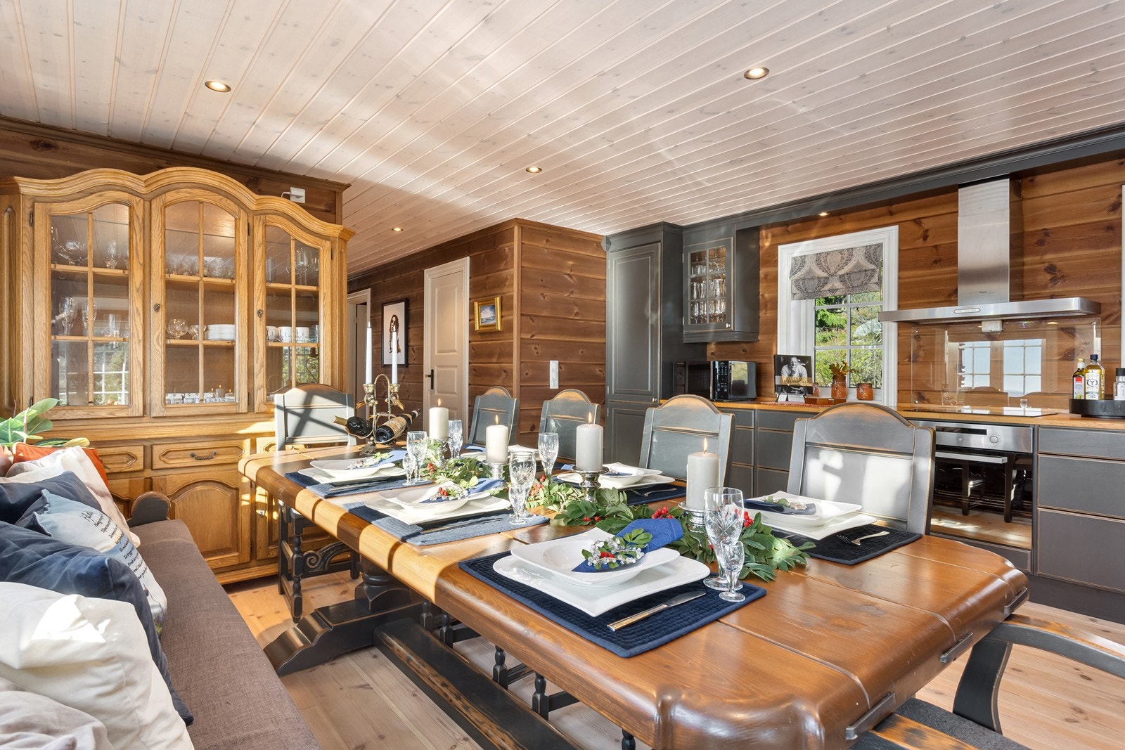 Den åpne løsningen mot kjøkkenet gjør det til et sosialt rom med en åpen og hyggelig atmosfære. Galleribilde