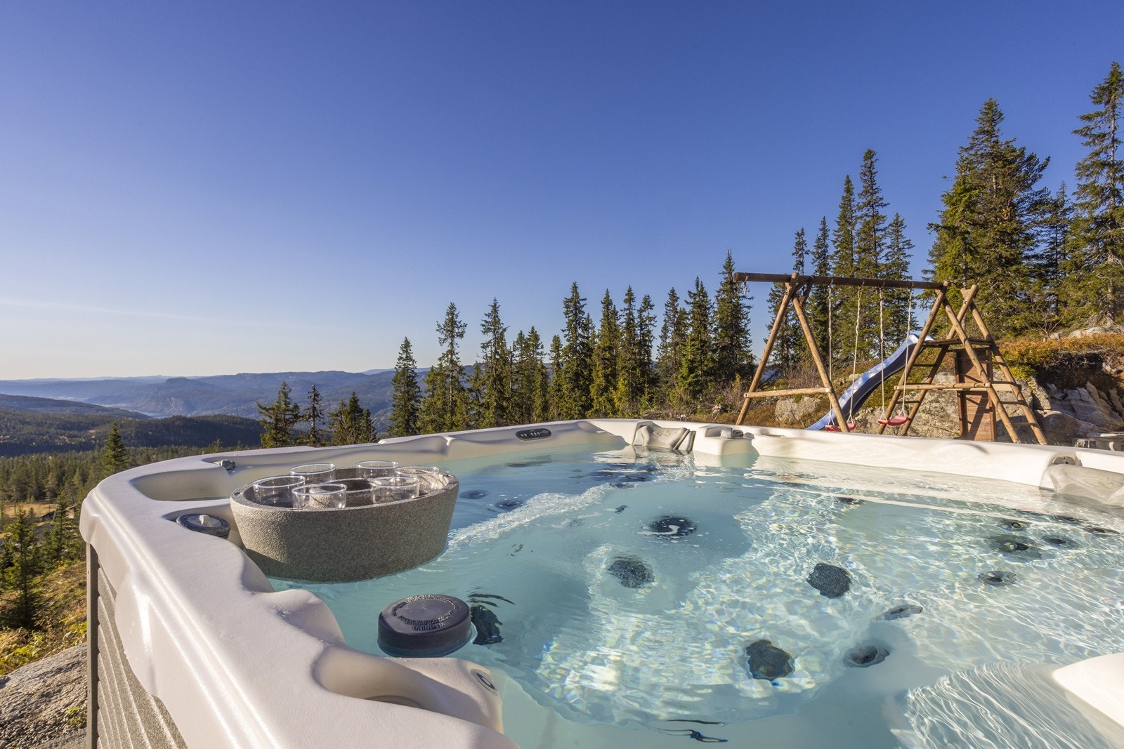 Ved uteplassen står et deilig jacuzzi for gode stunder, sommer som vinter. Galleribilde