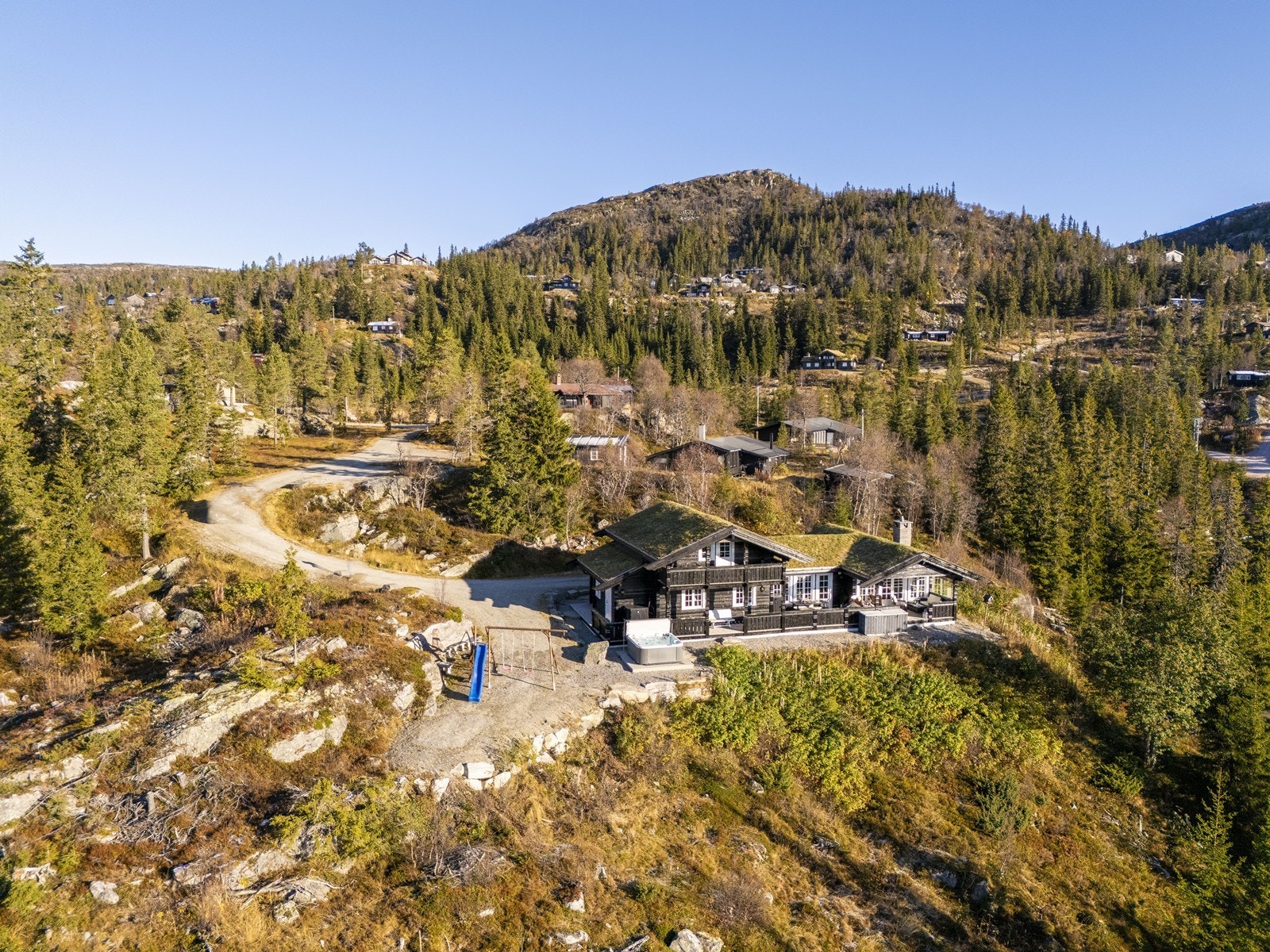 Med plass til sittegrupper rundt bålpanna skaper den en koselig atmosfære for grilling, samtaler og avslapning i naturen. Galleribilde