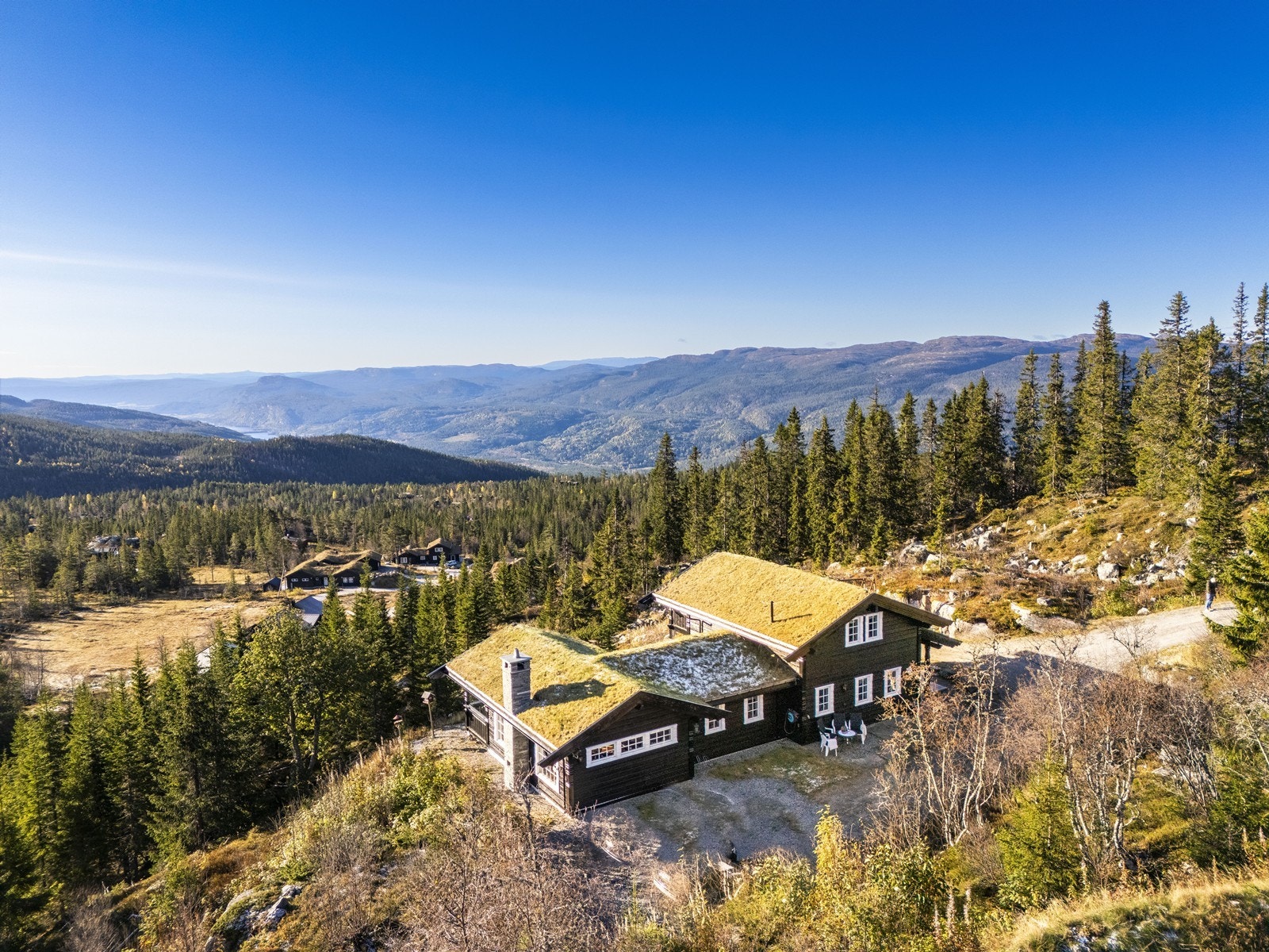 Hytta er beliggende på en stor utsiktstomt, på en liten høyde i feltet, noe som gir nydelige solforhold fra morgen til kveld og langstrakt utsikt. Galleribilde