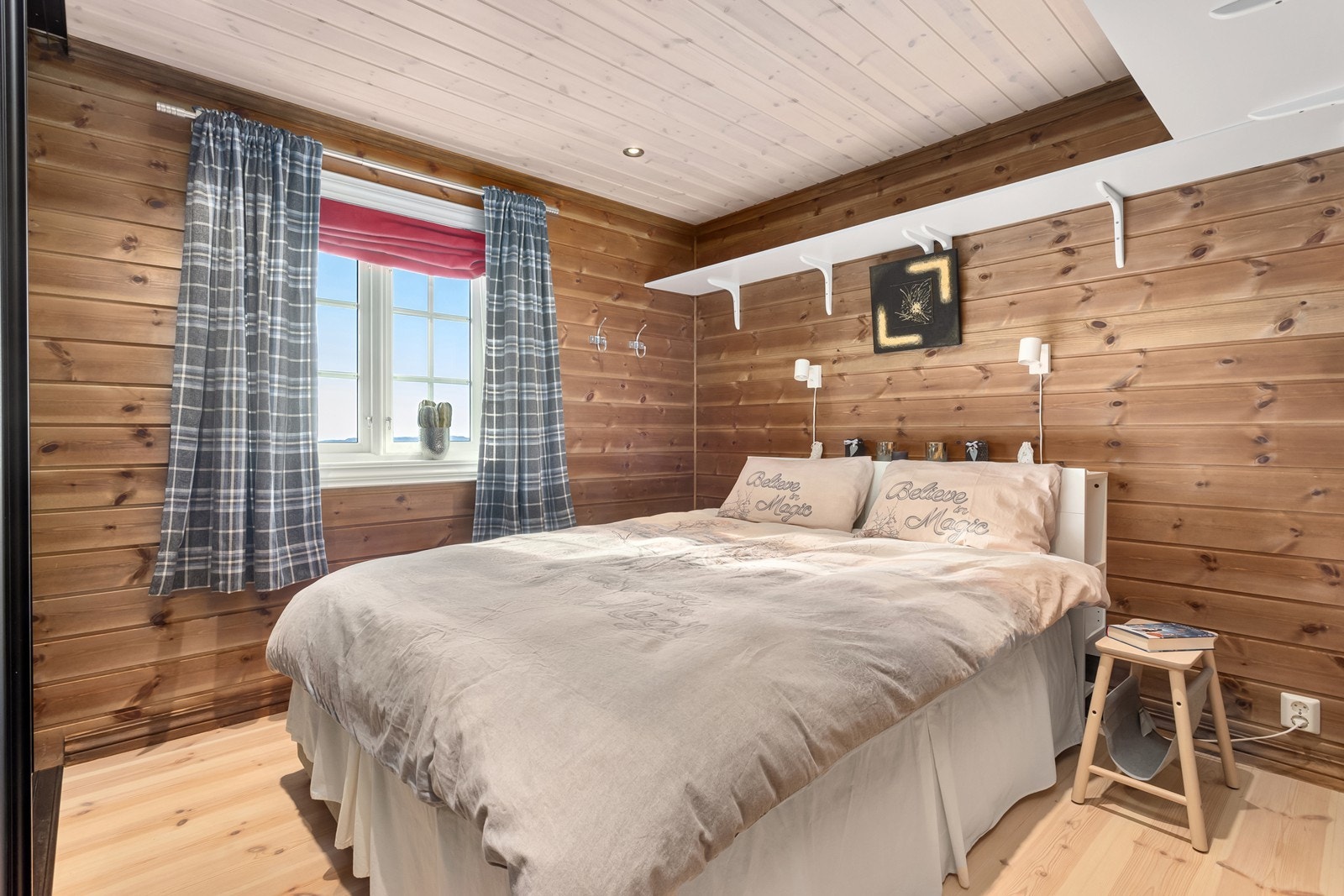 Hovedsoverommet er av god størrelse og vindu som gjør at du kan våkne til fin utsikt og deilig fjelluft. Rommet har god plass til dobbeltseng med tilhørende nattbord og skyvedørsgarderobeløsning. Galleribilde