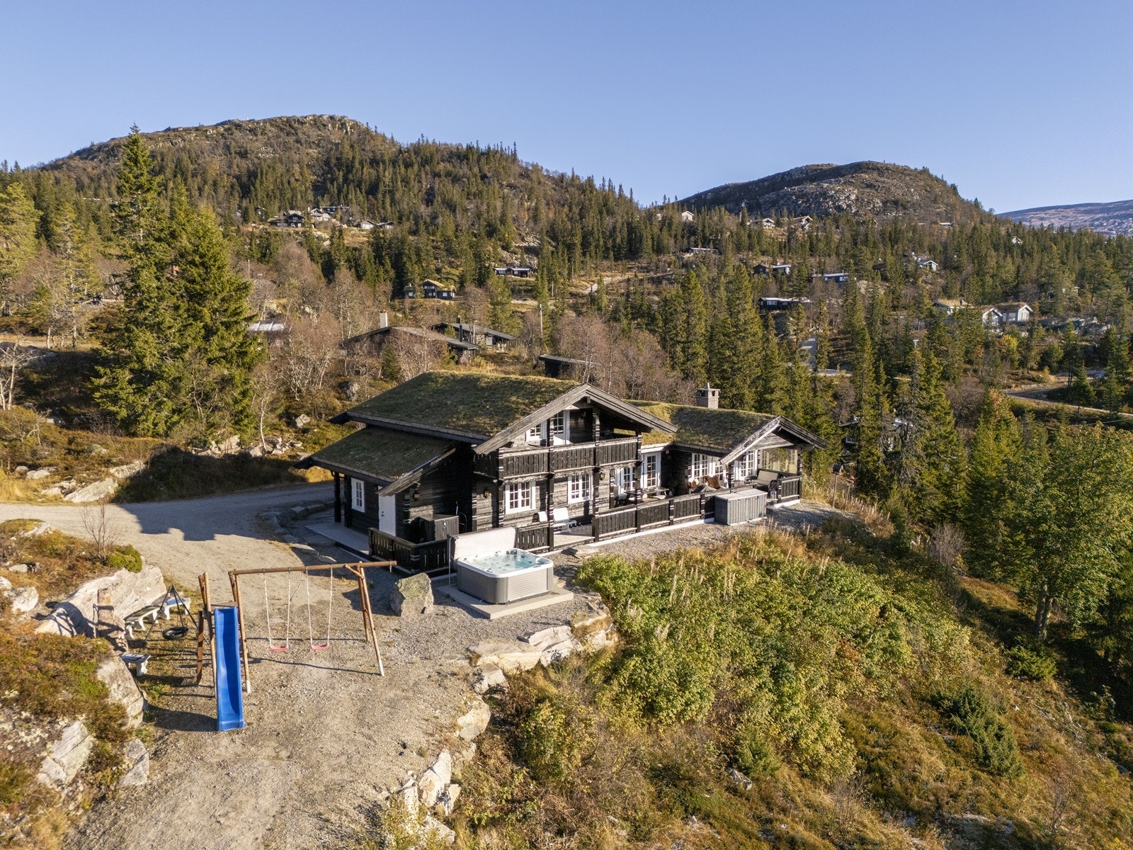 Den hyggelige bålpanneplassen er et samlingspunkt for hele familien, perfekt for å nyte varme kvelder utendørs. Galleribilde