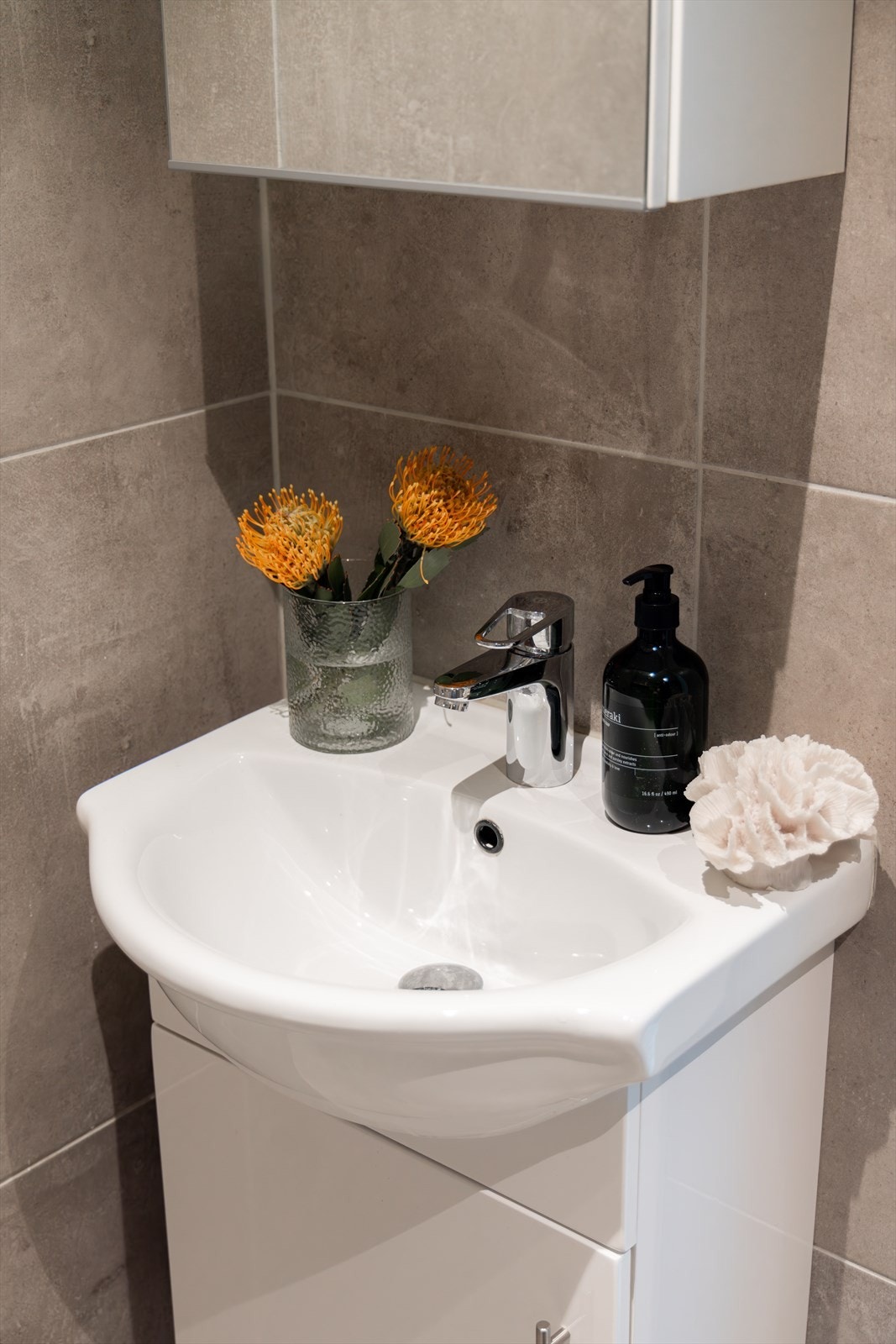 Servantinnredningen med underskap og speilskap gir gode oppbevairngsmuligheter. Galleribilde