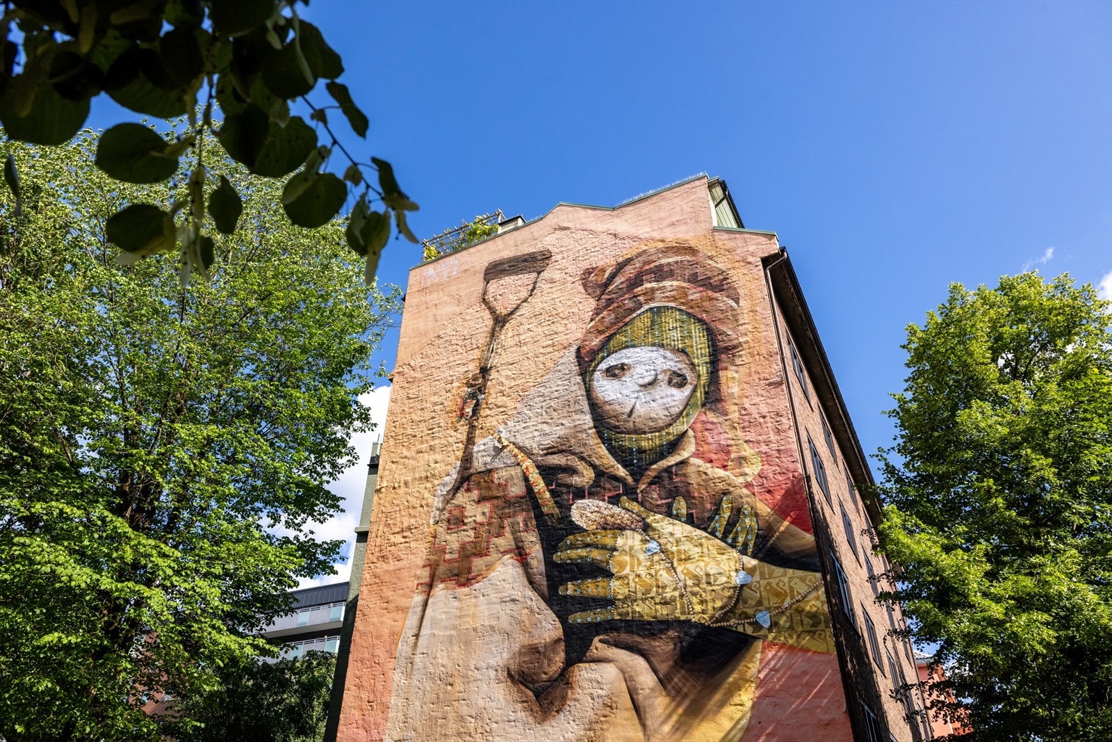 I nærområdet ligger flere matbutikker (Rema 1000, KIWI, Bunnpris, Joker), apotek, en rekke frukt- og grønt butikker, bakerier og kafeer. Galleribilde