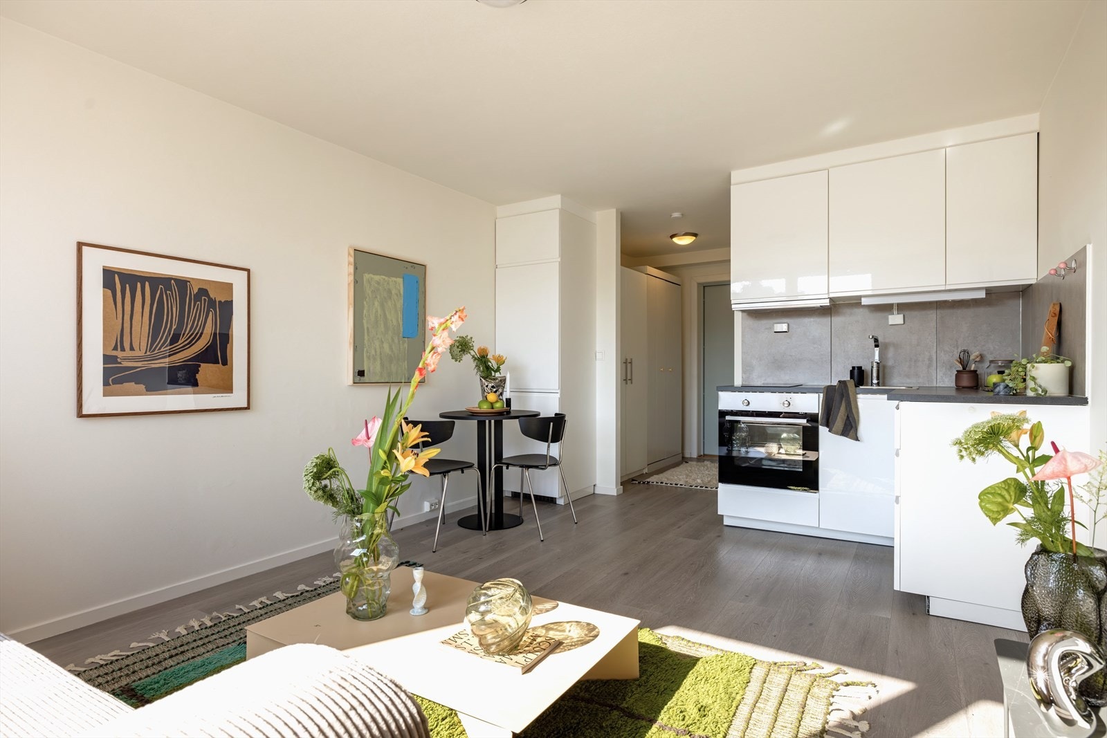 Leiligheten har en arealsmart planløsning, og gir mulighet for både sofa-/ sengeløsning i tillegg til spisebord med plass til gjester. Galleribilde