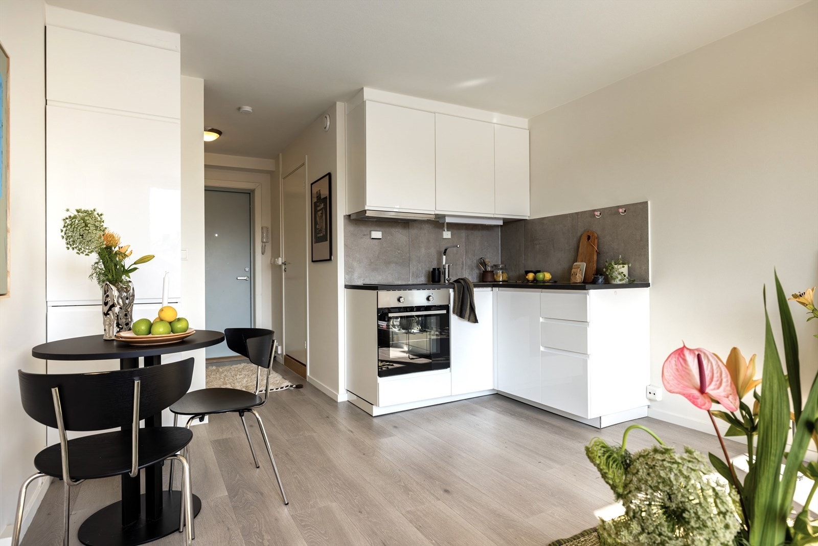 Innredningen er godt utnyttet, og inviterer til flere matglade gjester. Galleribilde