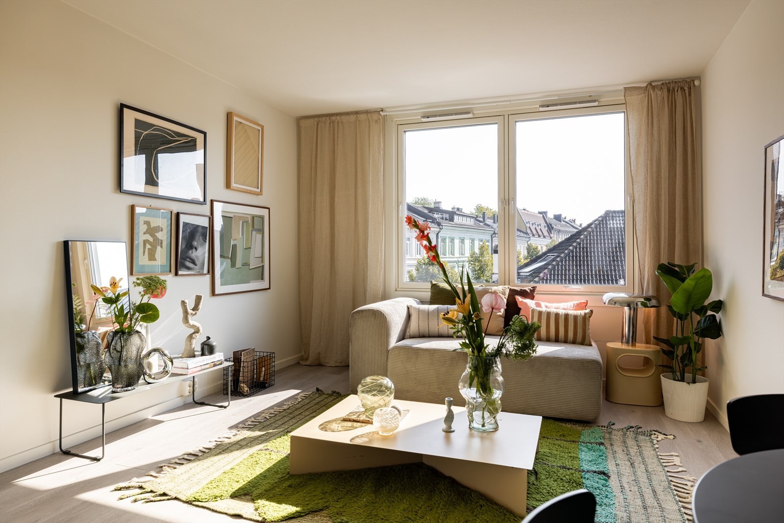 Leiligheten ligger fint til i 4.etasje i bygg med heis sentralt på Tøyen. Galleribilde