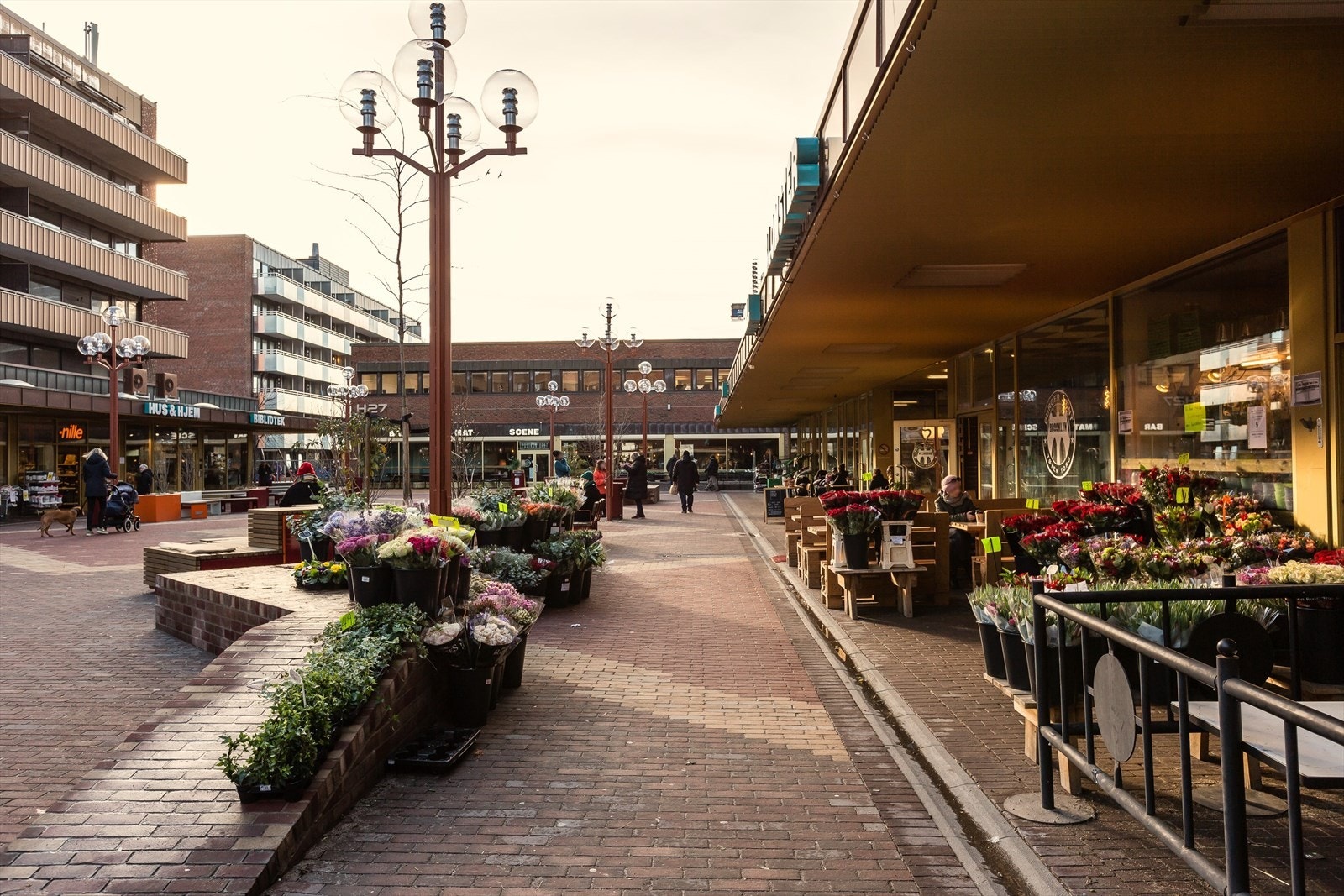 Leiligheten ligger i kort gangavstand til Tøyen Torg med Postkontoret, Skatten og Human Mote for å nevne noe. Pizzaen på Postkontoret er verdt et besøk! Galleribilde