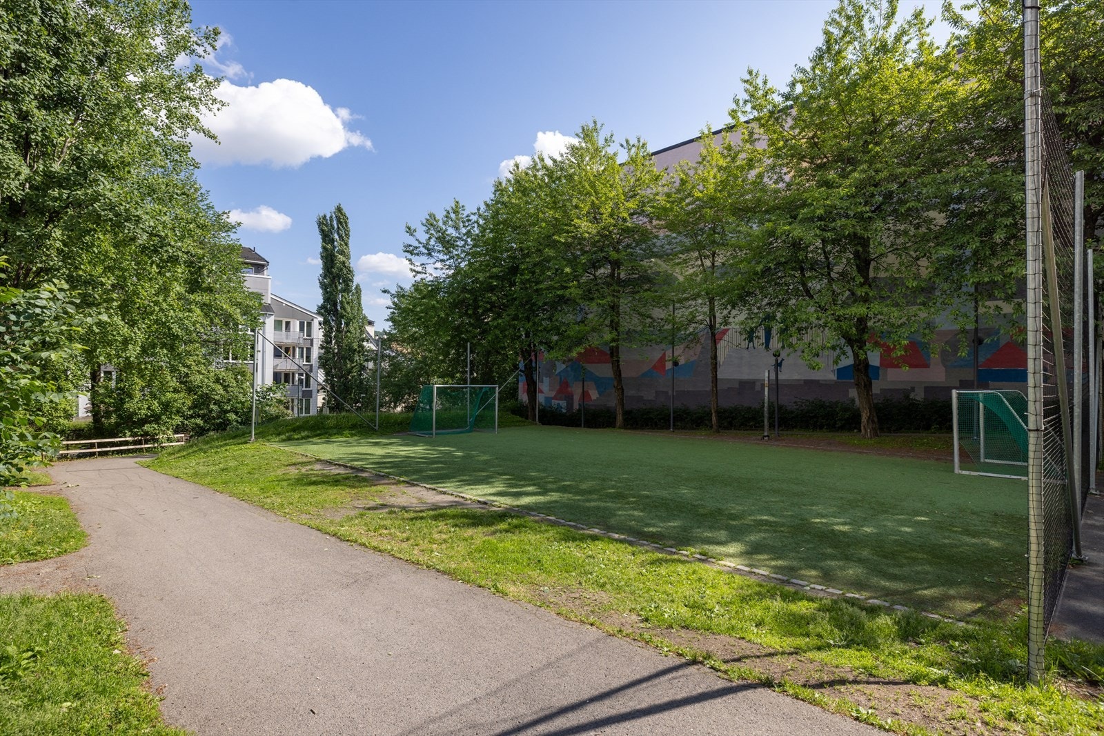 Om du er glad i ballspill finner du bane like ved. Galleribilde