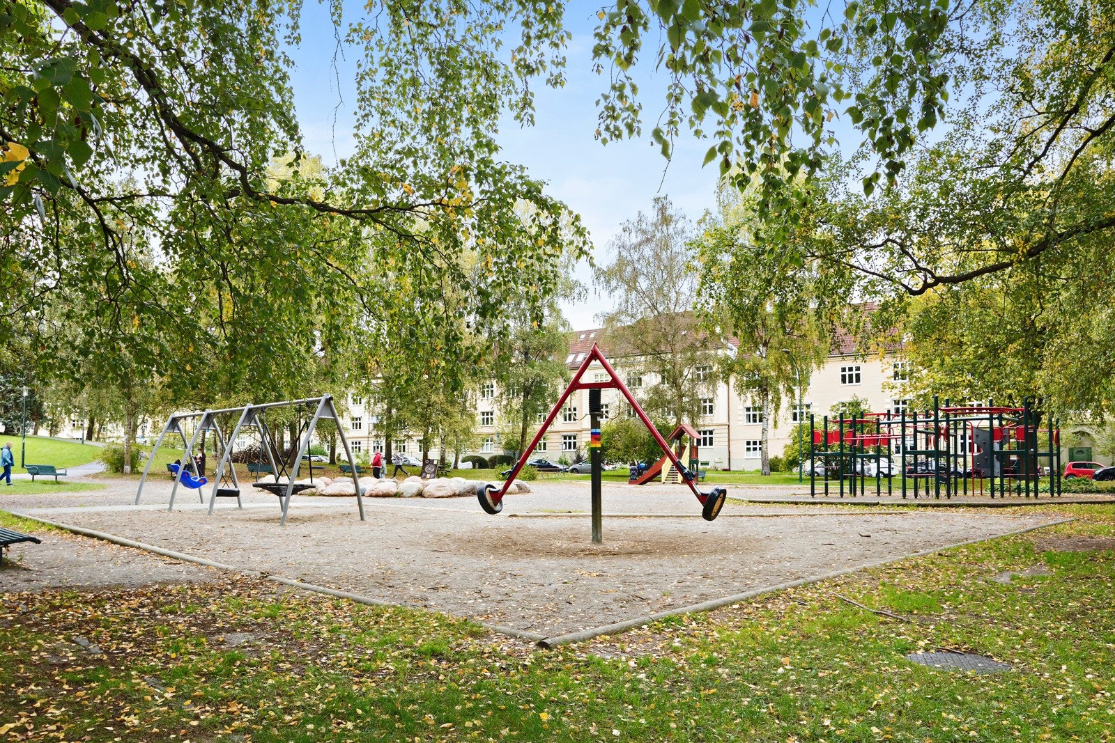 Det er flotte utearealer rett ved boligen. Galleribilde