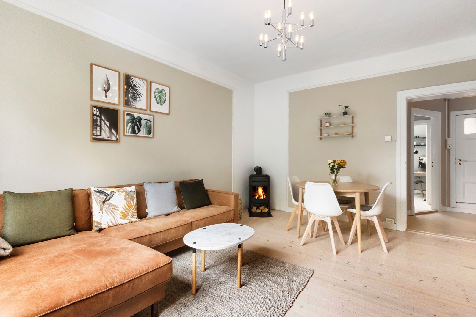 Lekre farger, tregulv og fine lyslinjer gir en god atmosfære. Galleribilde