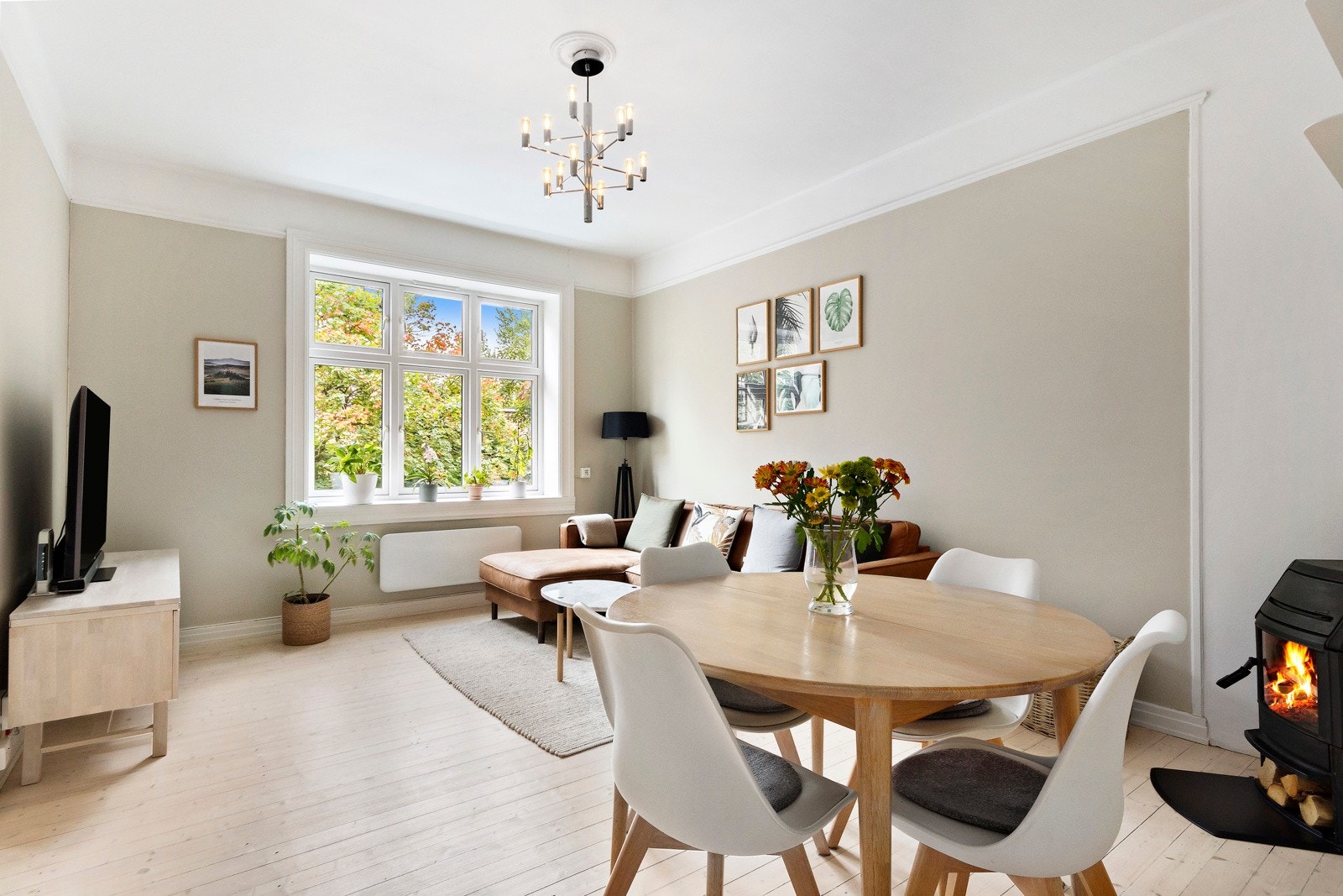 Stuen har en generøs takhøyde på 2,83 meter. Galleribilde