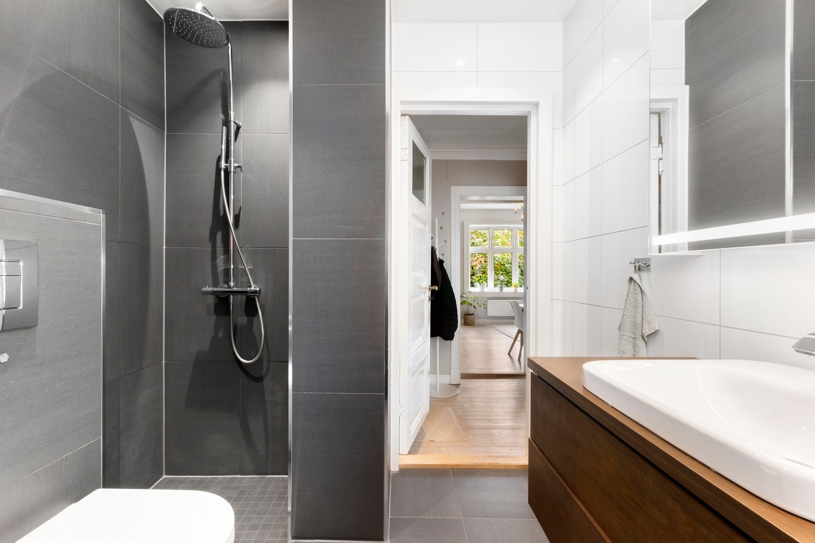 Badet har store, lekre fliser. Galleribilde