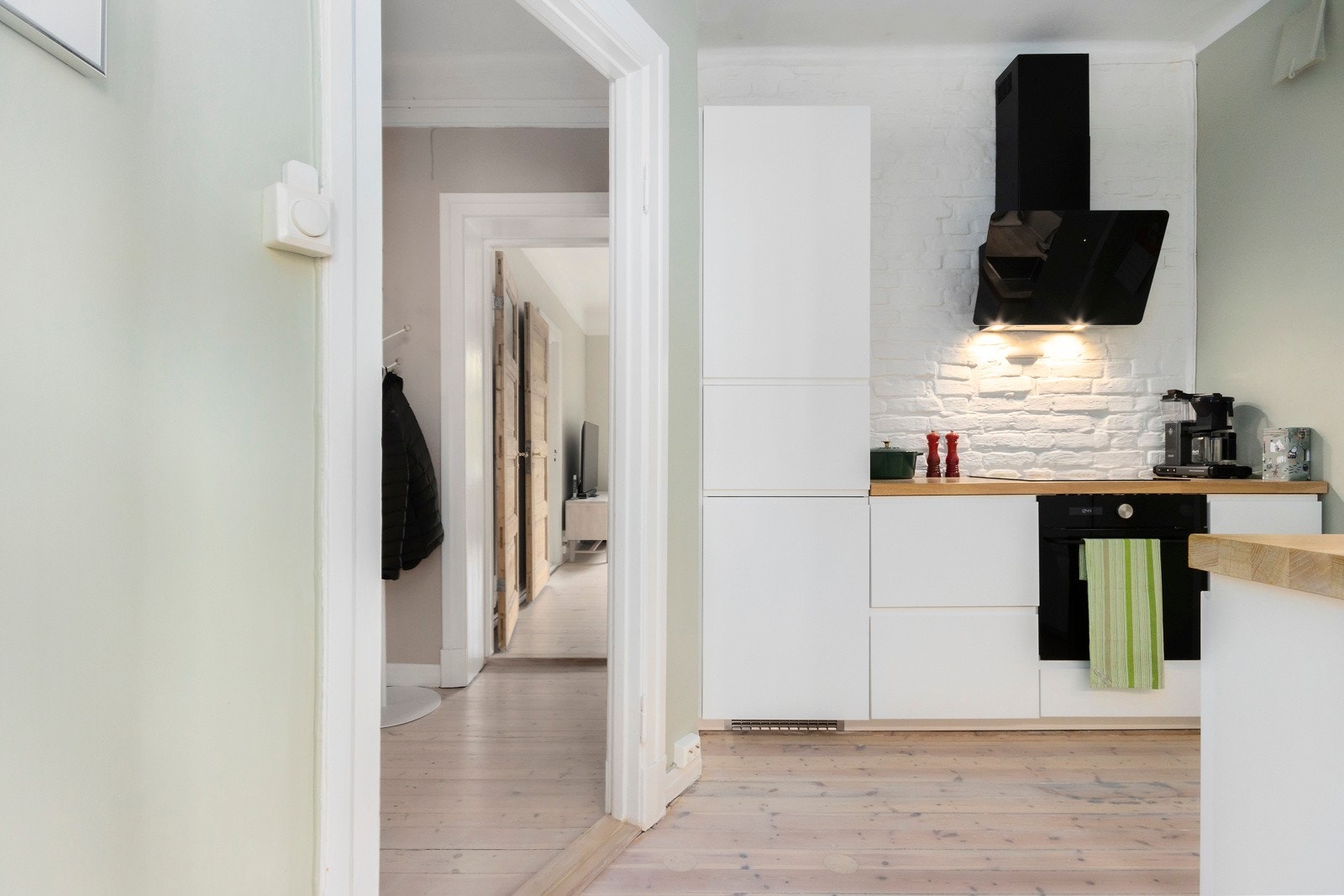 Kjøkkenet har heltre eik benkeplate, toppmodeller hvitevarer mm. Galleribilde