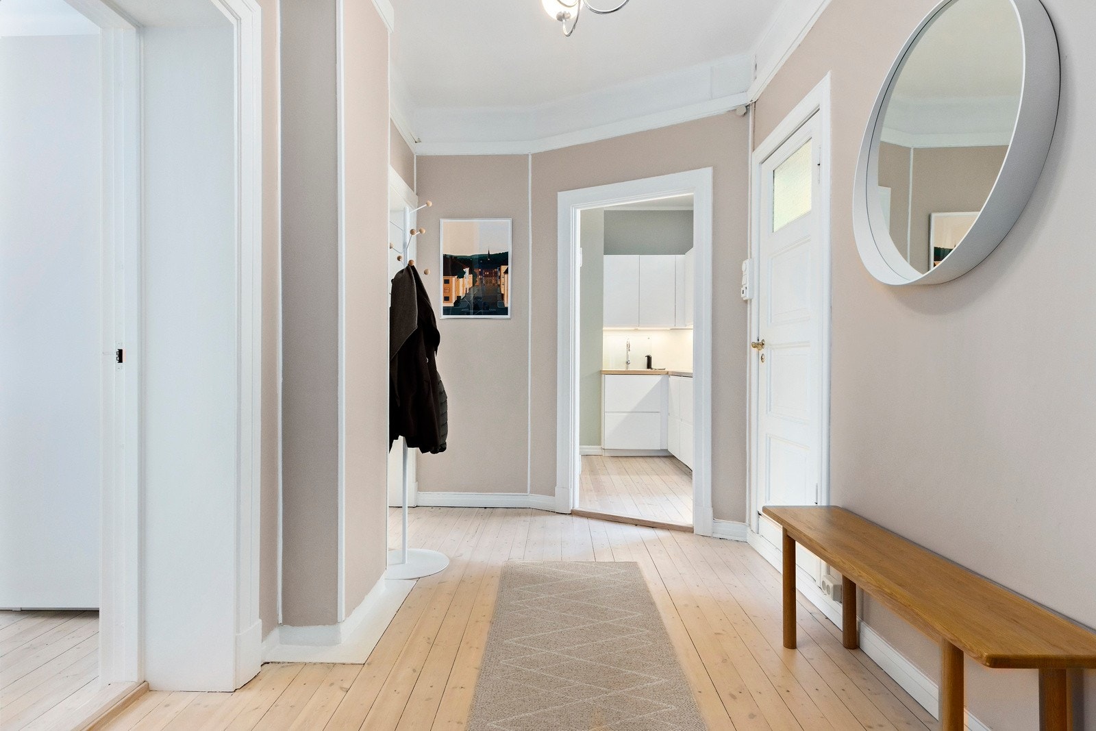Entréen er et hyggelig første møte med boligen. Galleribilde