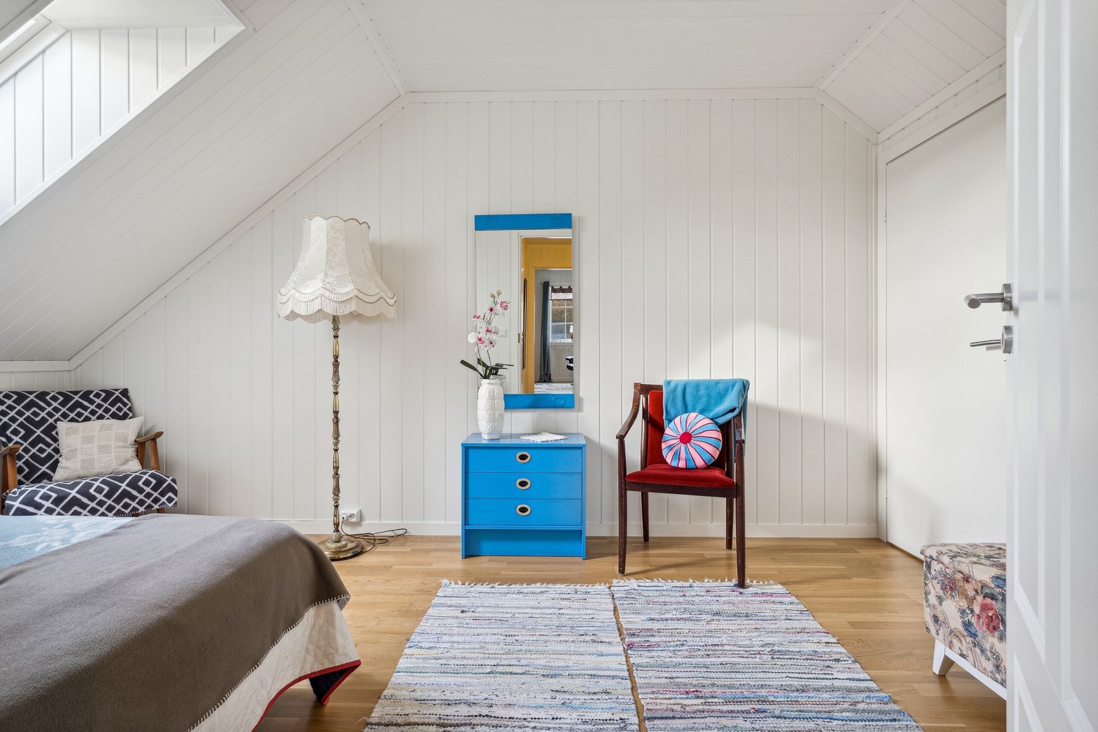 Soverom 2 byr på god plass til flere møbleringsmuligheter. Galleribilde
