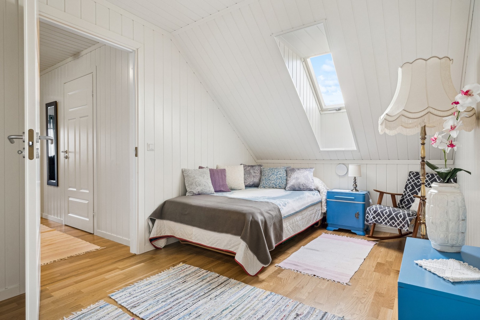Soverom 2 har plass til dobbeltseng, kommode, garderobe og nattbord. Galleribilde