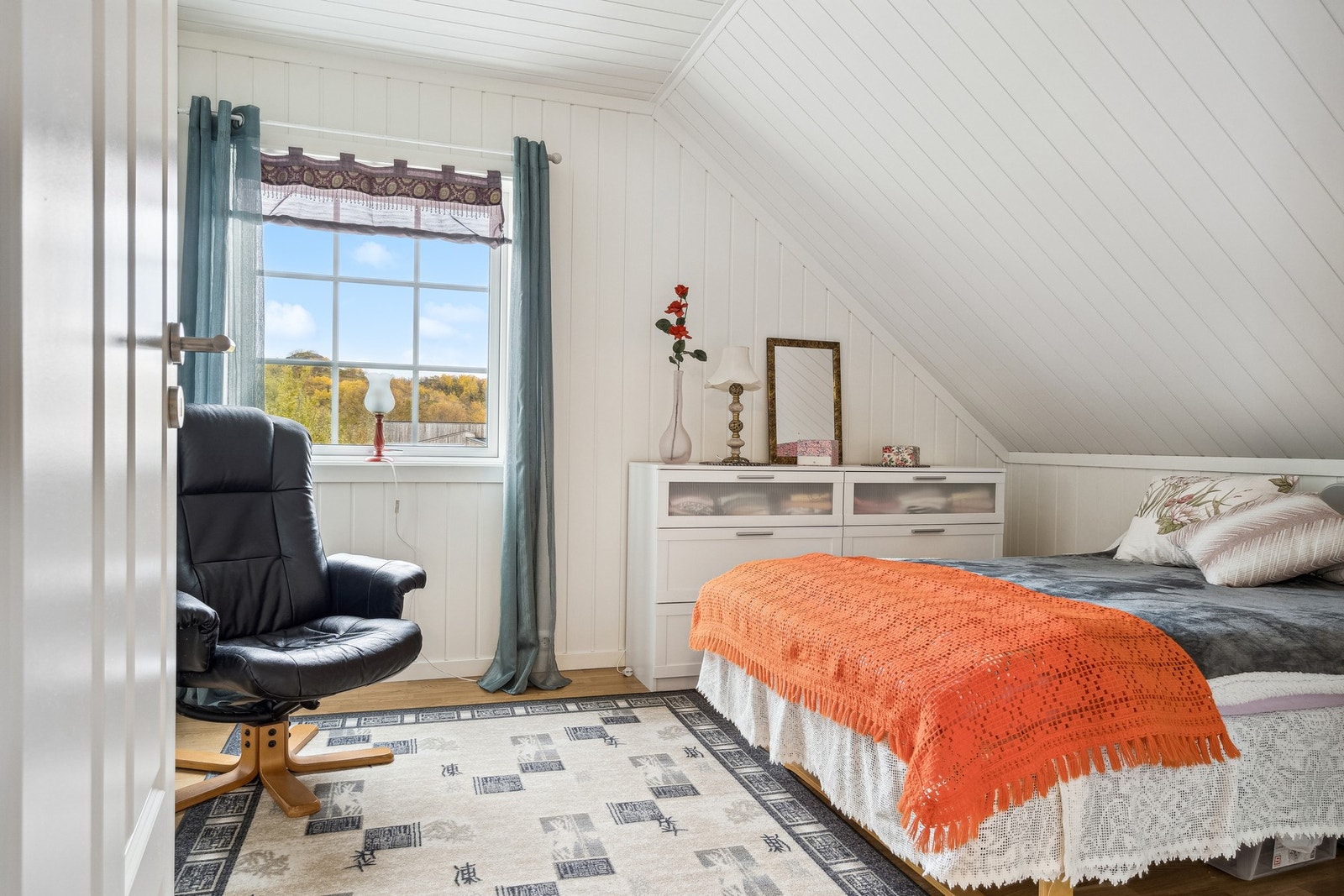 Soverom 3 med plass til dobbeltseng og skyvedørsgarderobe. Galleribilde