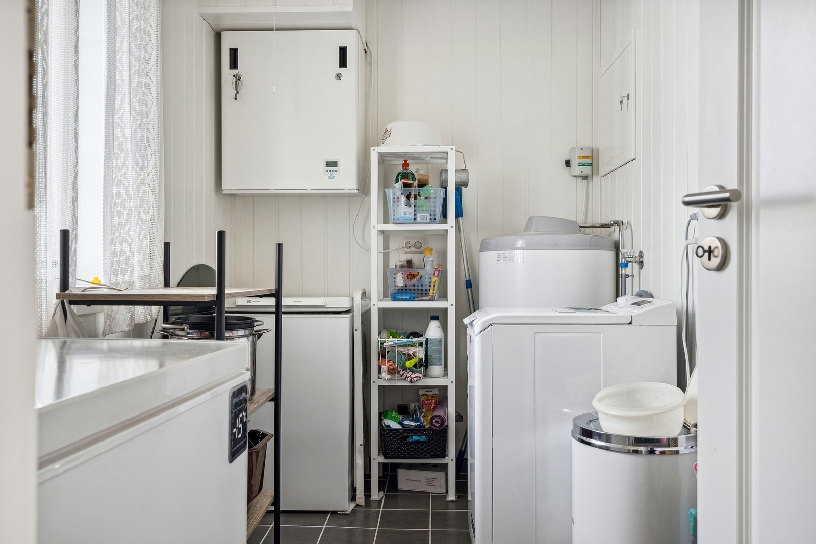 Eget vaskerom/teknisk rom som ligger vedsiden av badet. Galleribilde