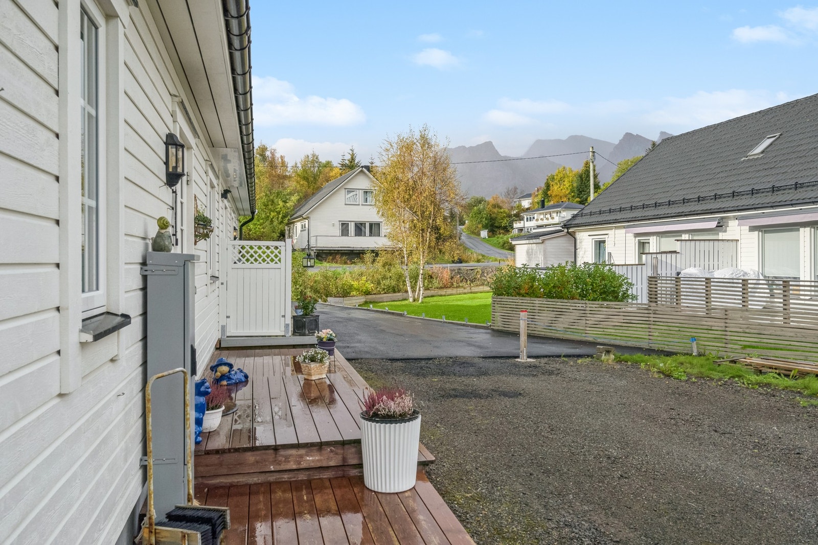 Trivelig inngangsparti med platting og gruslagt gårdsplass. Galleribilde