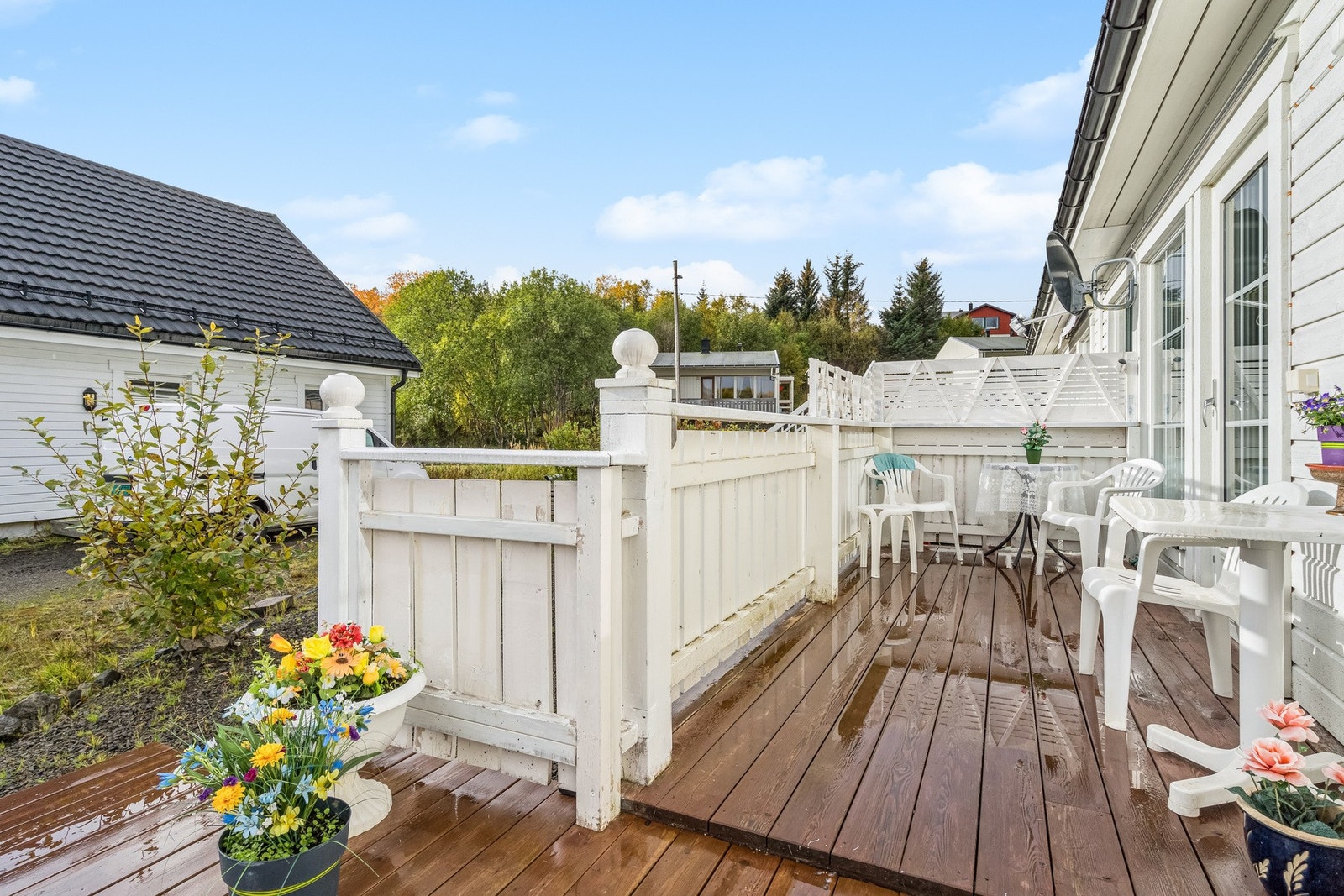 Tomannsboligen har en trivelig terrasse på fremsiden med plass til utemøbler og grill. Galleribilde