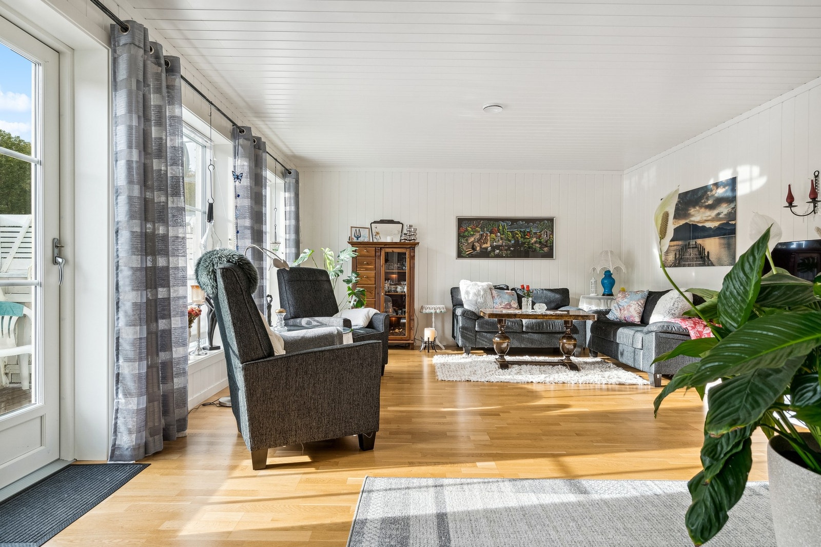 Stuen byr på gode møbleringsmuligheter og er enkelt å innrede etter eget ønske og behov. Galleribilde