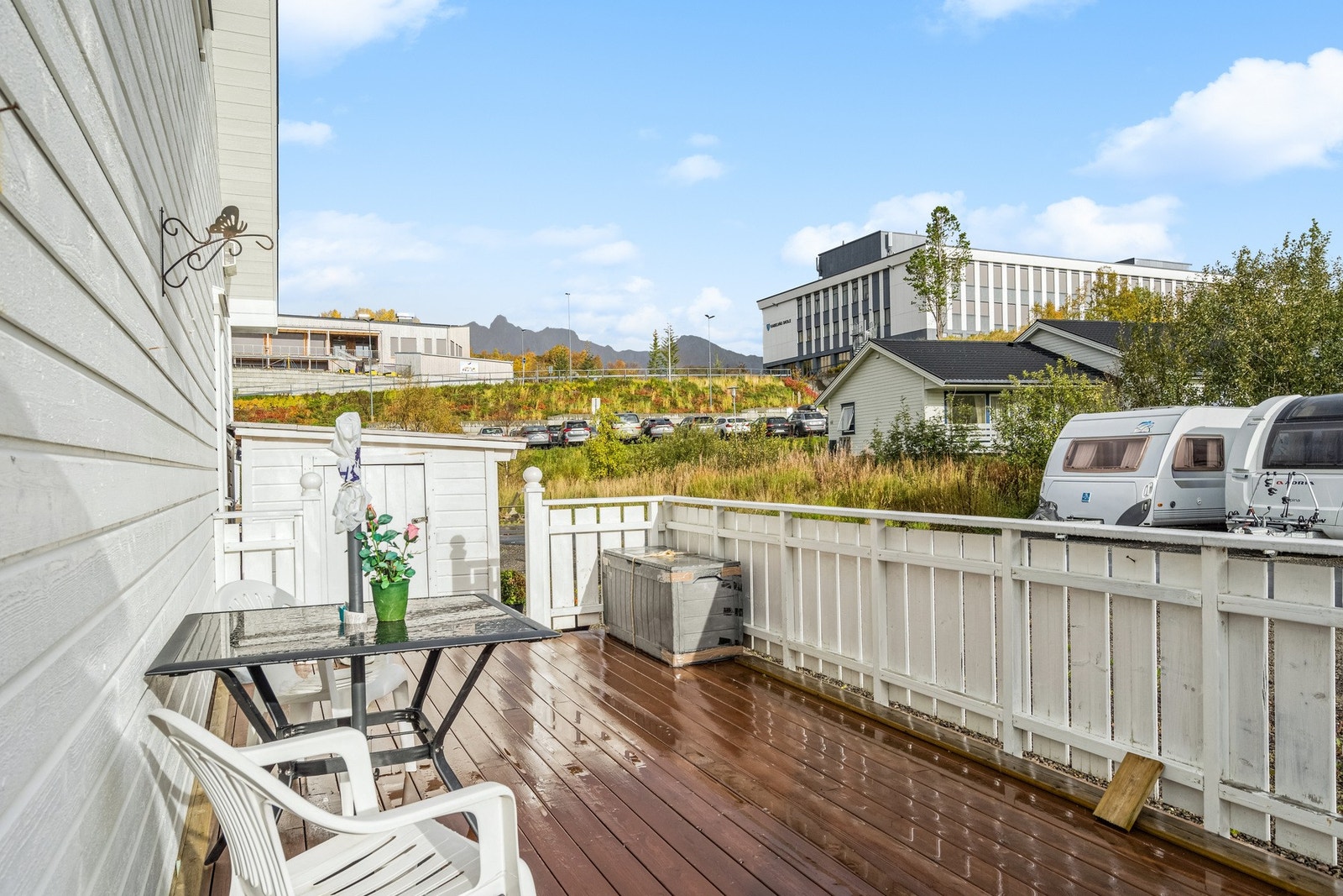 Terrassen strekker seg langs 2 sider, perfekt for å flytte seg etter solen. Galleribilde