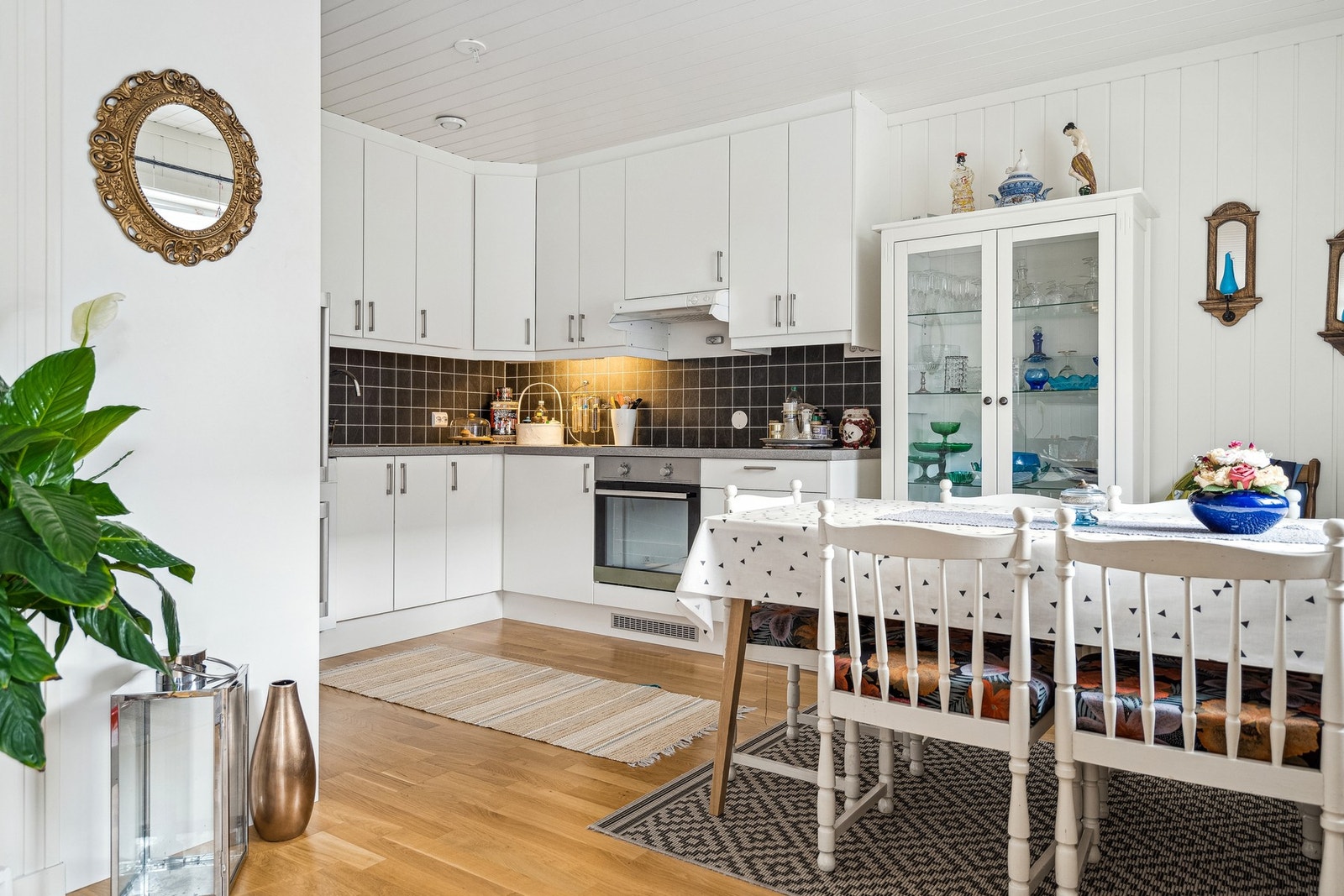 Tidløs kjøkkeninnredning med glatte fronter og laminat benkeplate. Her er det godt med skap- og benkeplass. Galleribilde