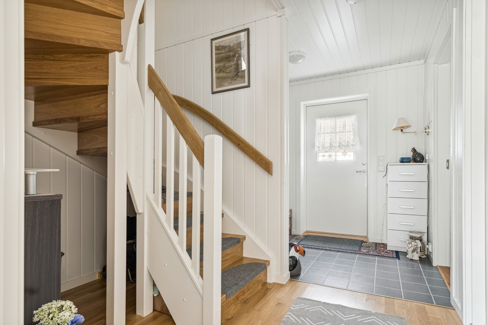 Fra gangen er det dør inn til et soverom, bad, vaskerom, trapp opp til loftet og videre adkomst inn i stuen. Galleribilde