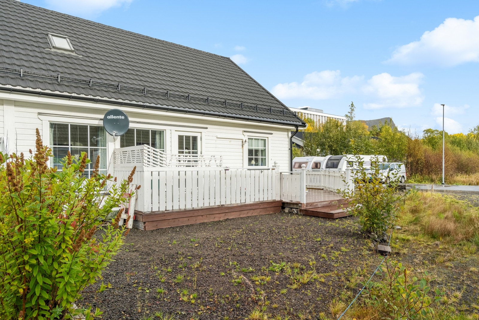 Eiendommen ligger i et barnevennlig og etablert boligområde i Kabelvåg like ved barnehage og skole. Galleribilde