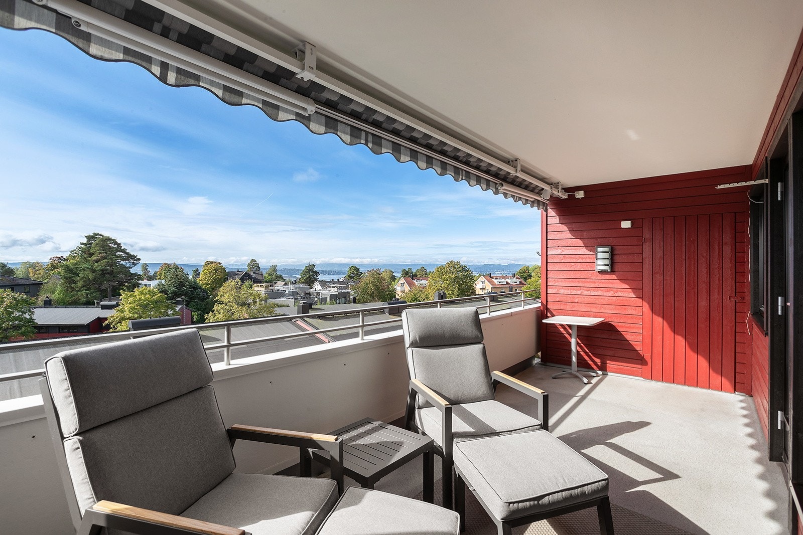 Vestvendt balkong med sjøutsikt på ca. 13 kvm. Galleribilde