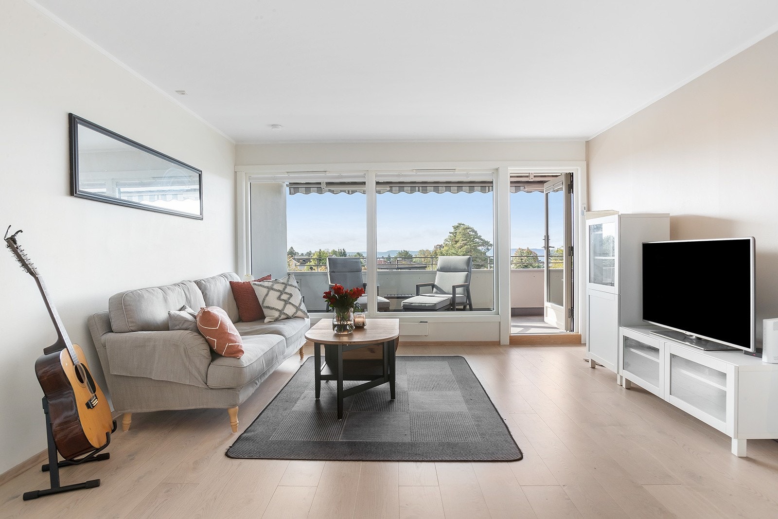 Lys stue med god plass til sofagruppe og annet ønsket møblement. Galleribilde