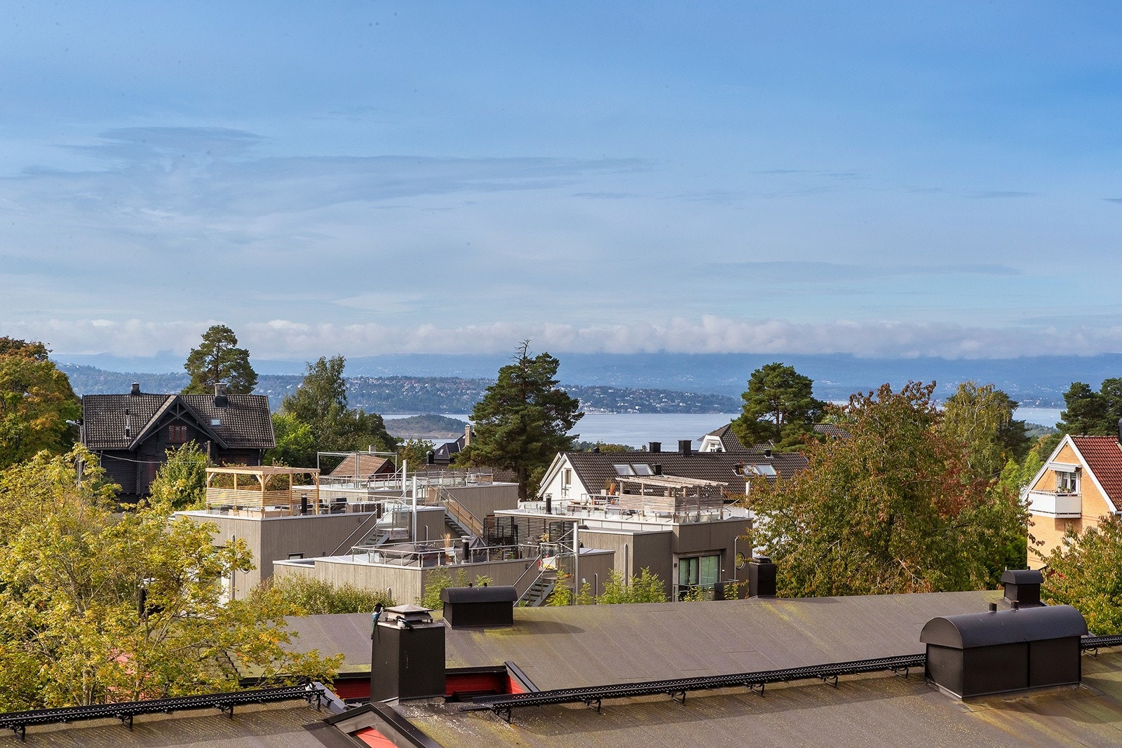 Fra balkongen får du en flott utsikt ut mot Oslofjorden. Galleribilde