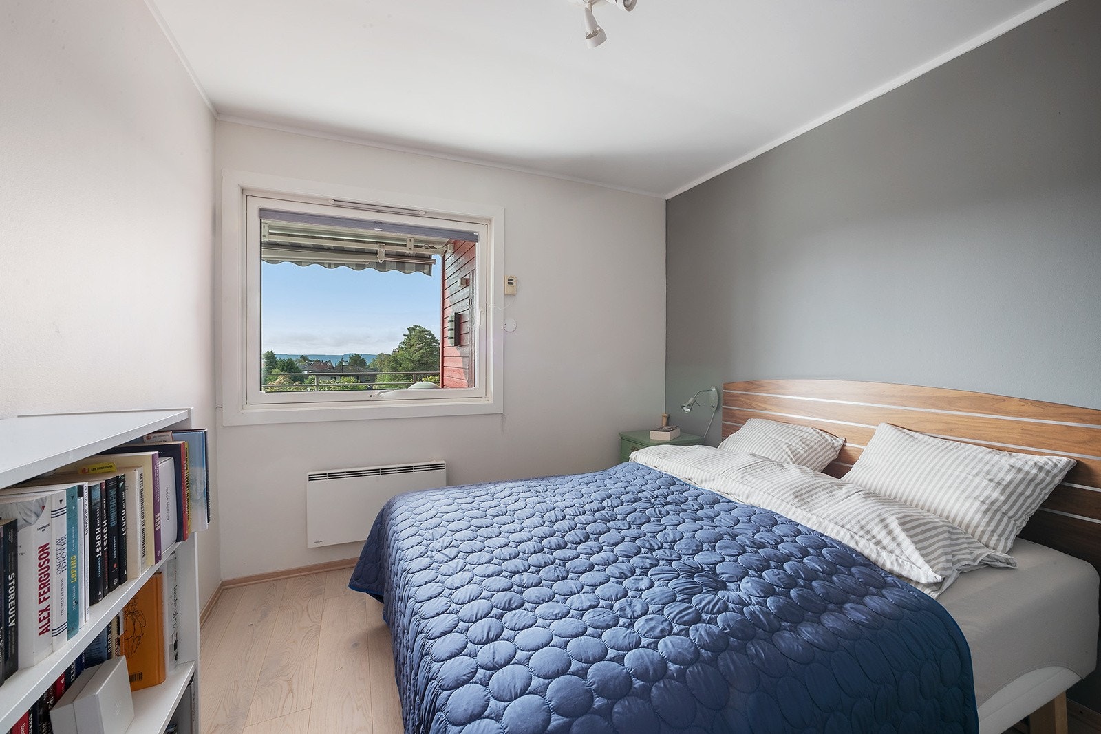 Stort og fint soverom med god plass til dobbeltseng, nattbord og klesskap. Galleribilde