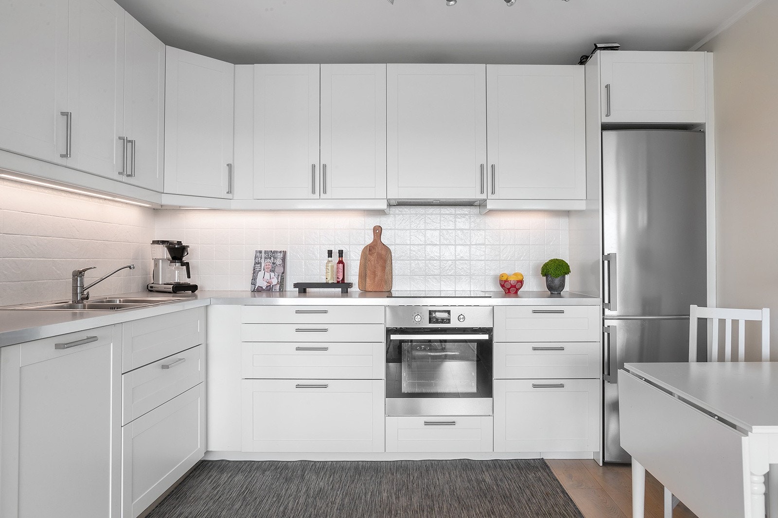 Innredning med profilerte fronter og laminert benkeplate. Galleribilde