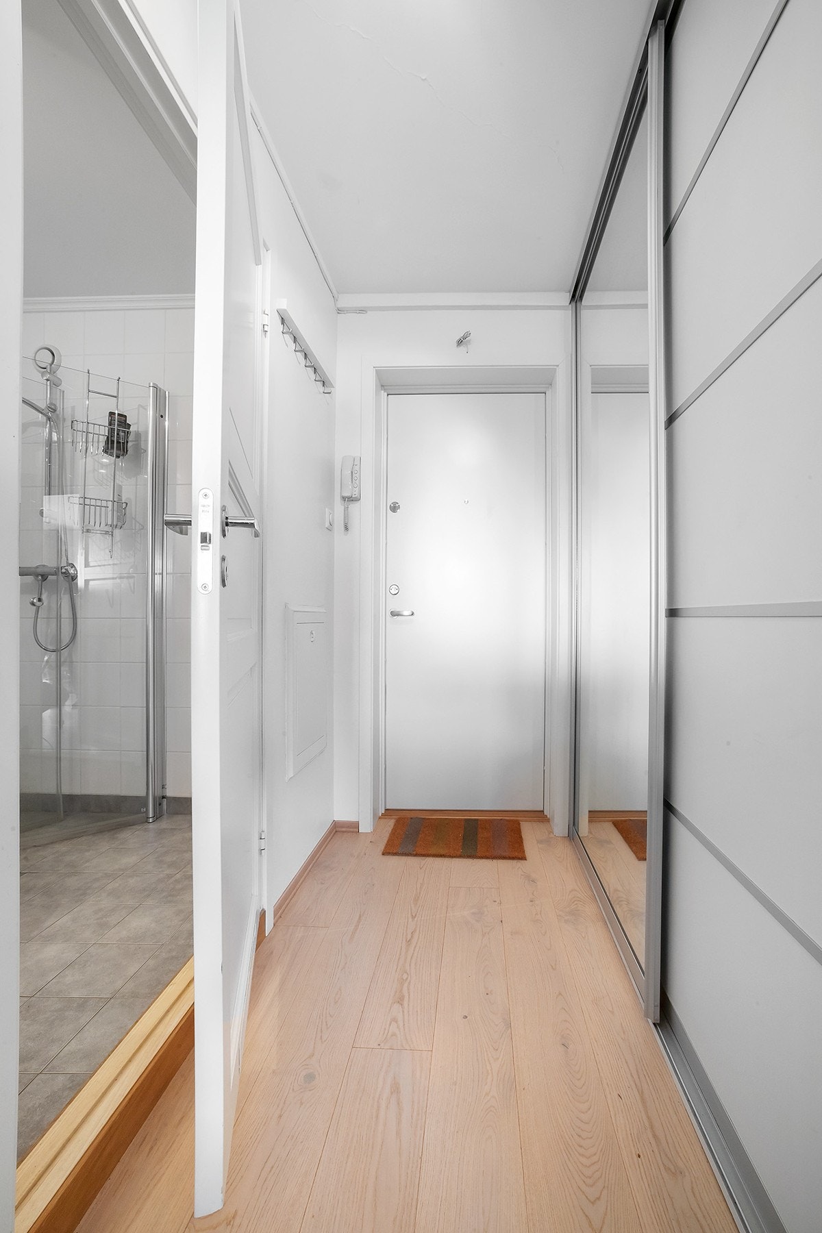 Pratisk entré med god plass til å henge fra seg yttertøy og sette sko i garderobeskap. Galleribilde