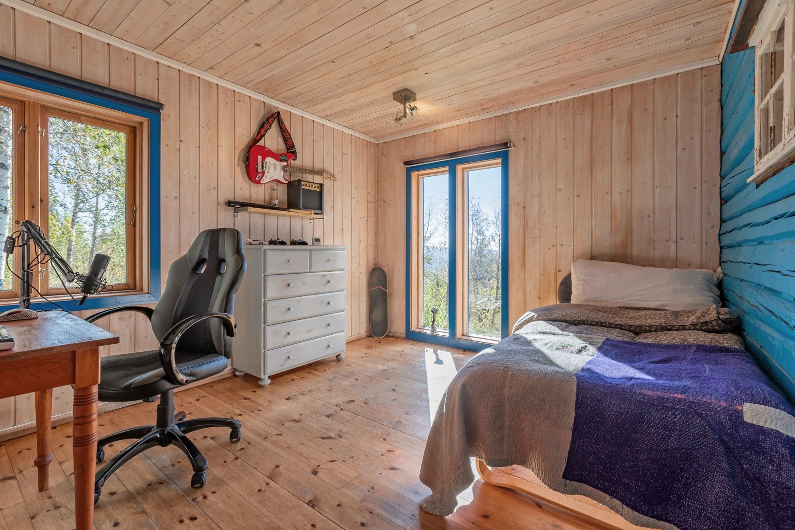 Totalt 3 soverom i boligen, dette er soverommet på hovedplan. Tregulv og behandlet panel på disse rom. Galleribilde