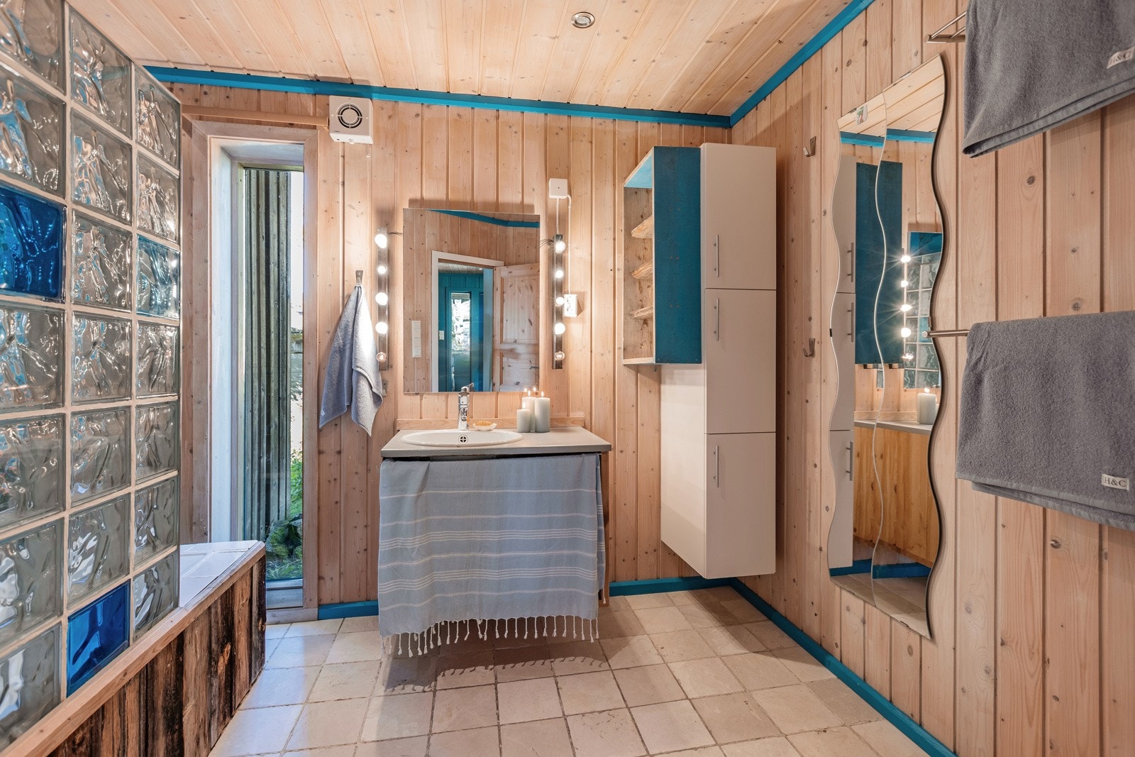 Badet har flislagt gulv med varmekabler Galleribilde