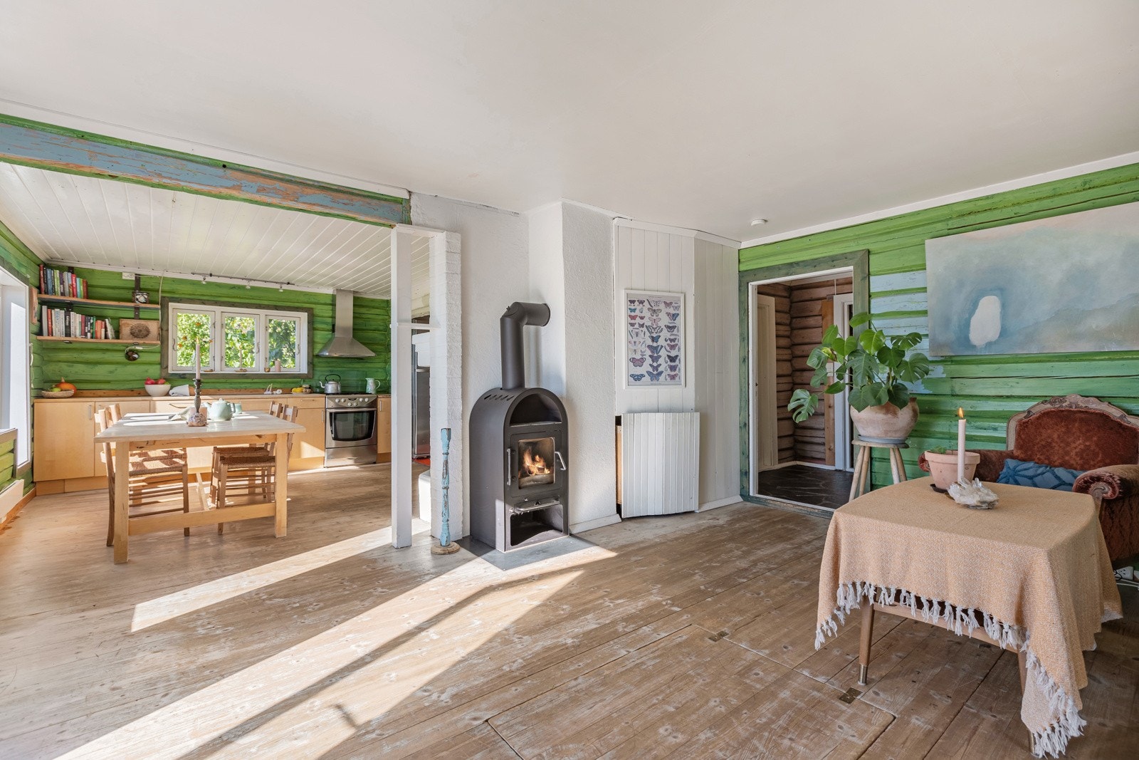 Vedovn med glassdør holder god varme mot stuedelen Galleribilde