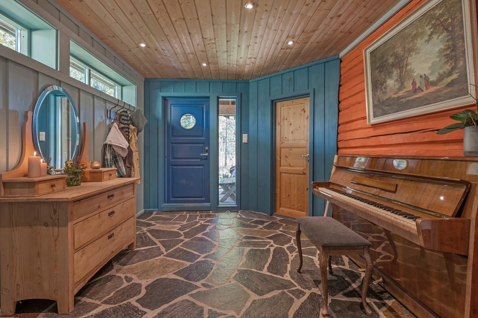 Påbygde delen finner man i tillegg til soverommet også denne romslig gangen som innehar skiferfliser med varmekabler. Galleribilde