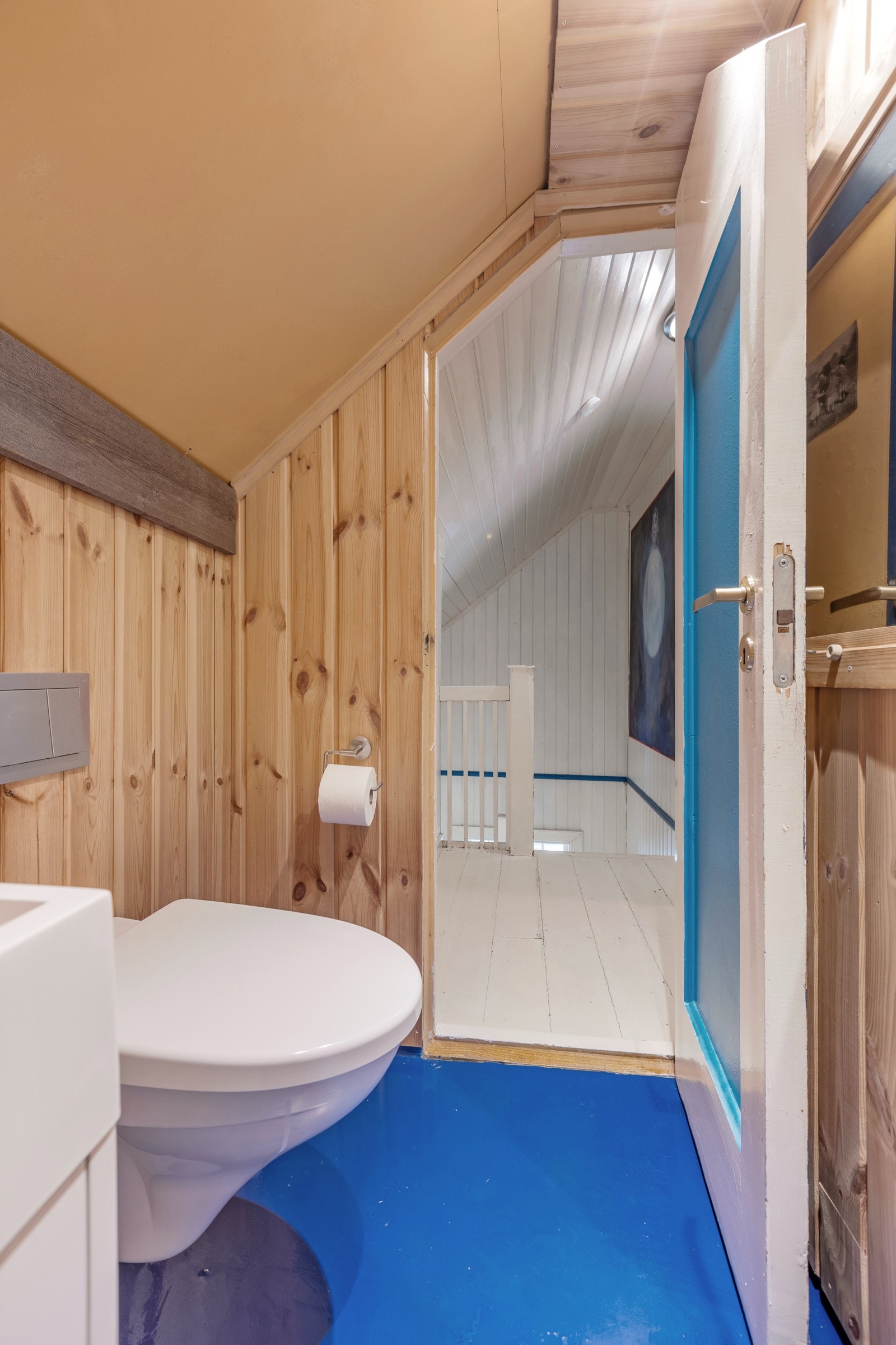 Toalettrommet i 2.etasje med vegghengt toalett og liten innredning med håndvask Galleribilde