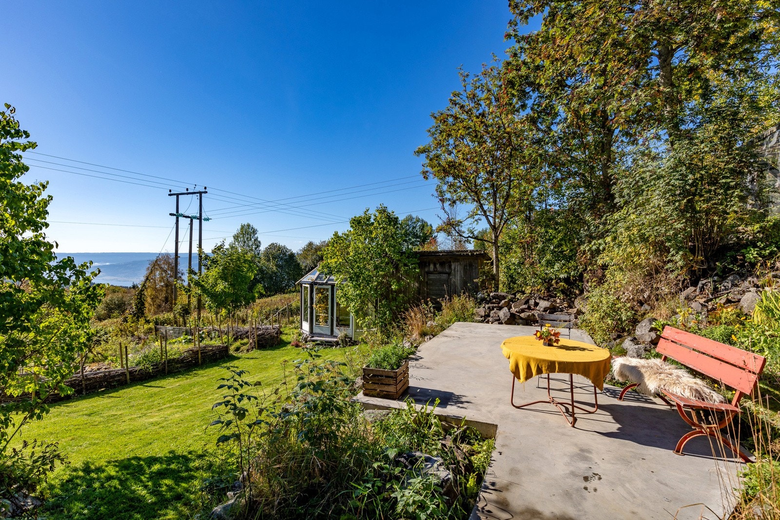 Egen platting ved siden av huset, dette var påtenkt som skaterampe men benyttes som en ekstra uteplass i sola Galleribilde