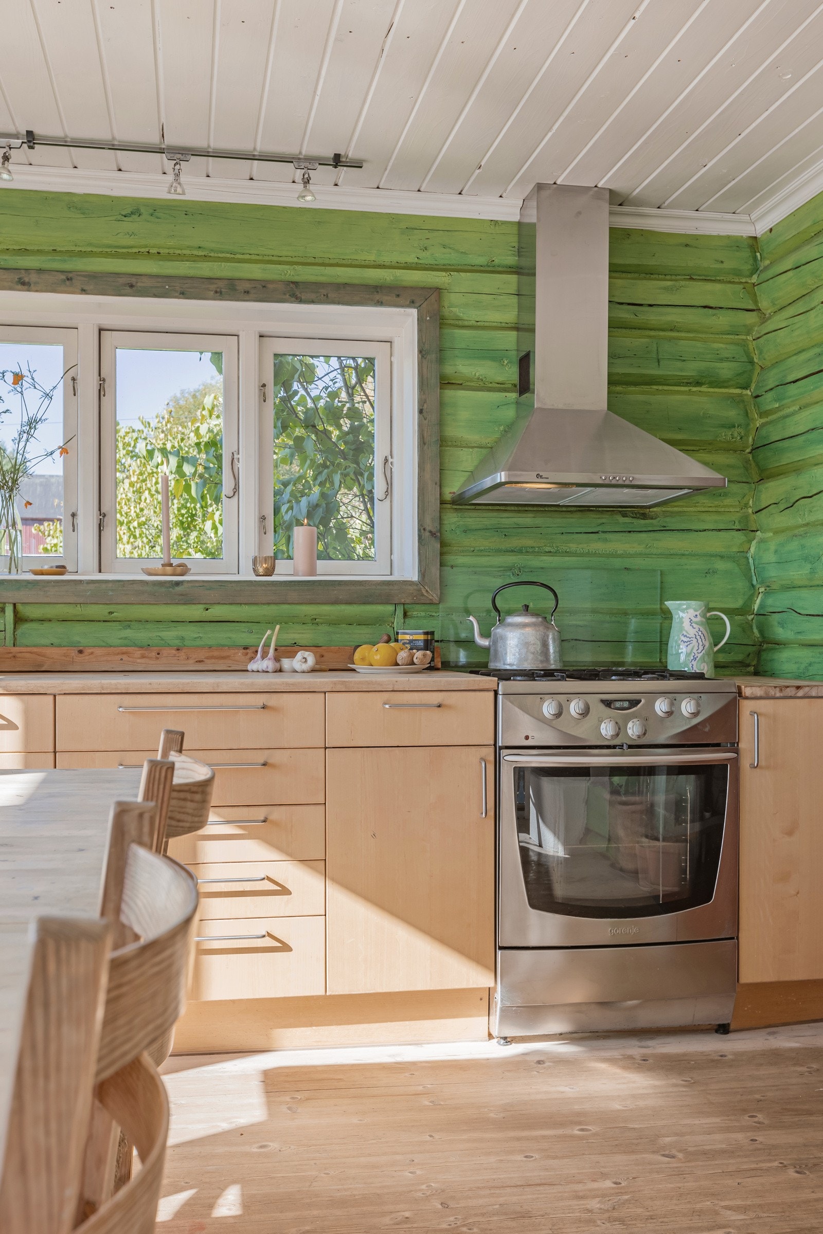 Gasstopp med elektrisk komfyr, oppvaskmaskin og kjøleskap Galleribilde