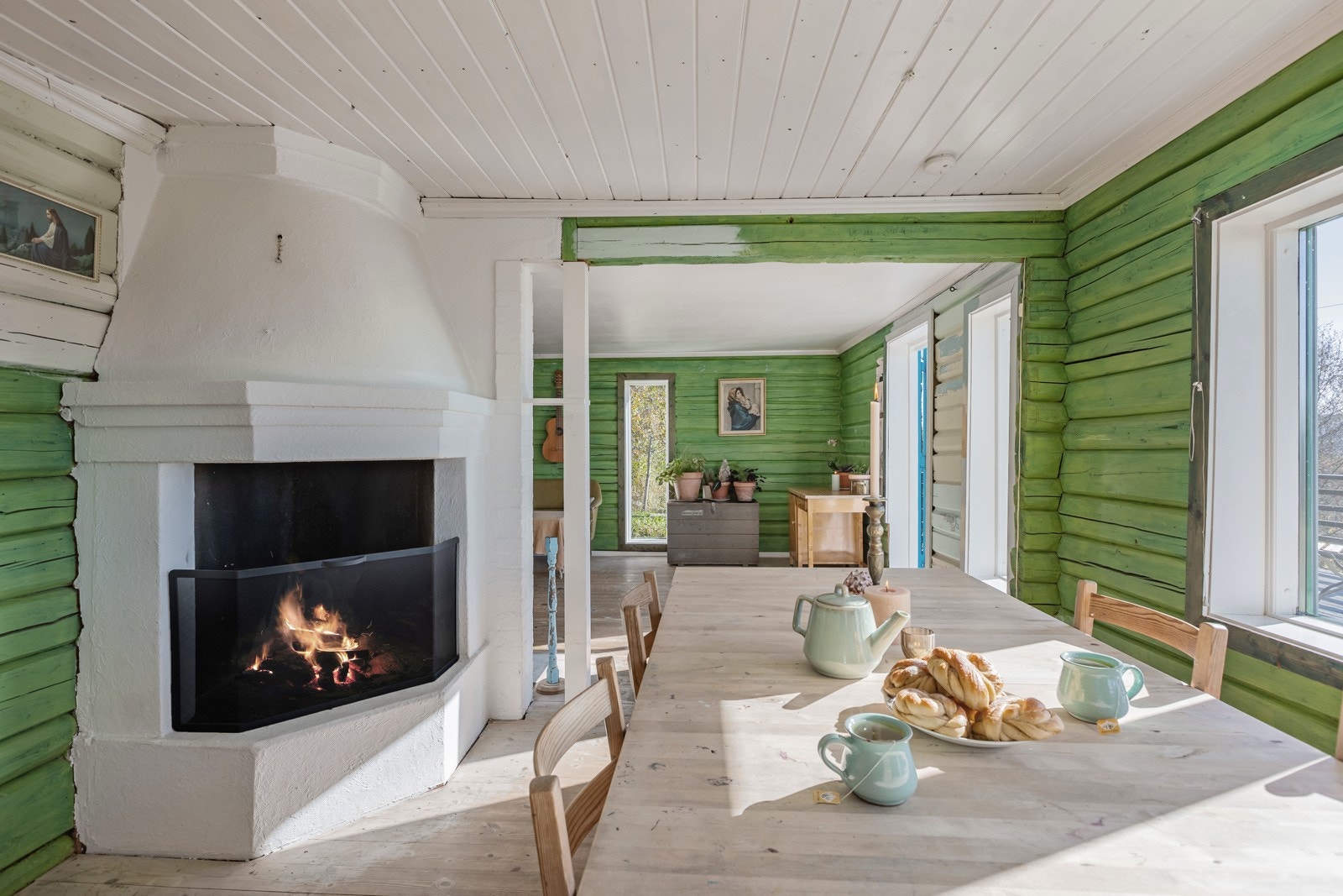 Hyggelig peis som er vendt mot kjøkkendelen Galleribilde