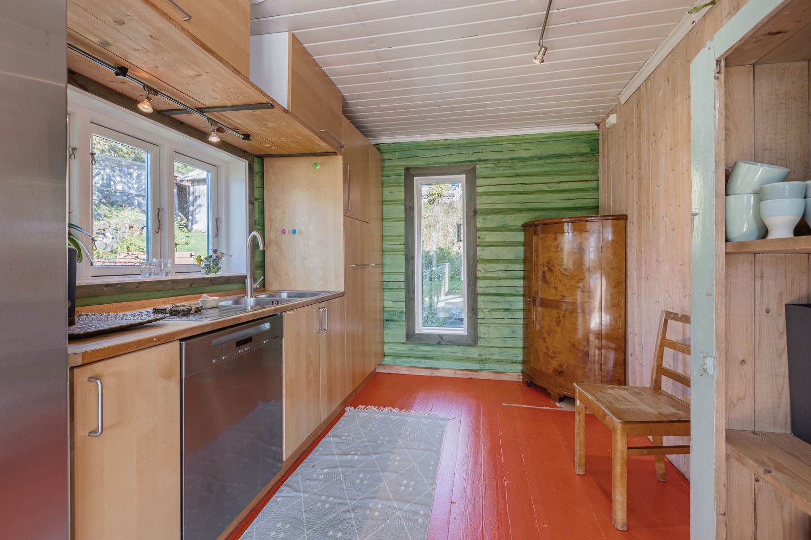 Godt med gjennomlys, mye benkplass og lagring i skap samt skuffer. Galleribilde