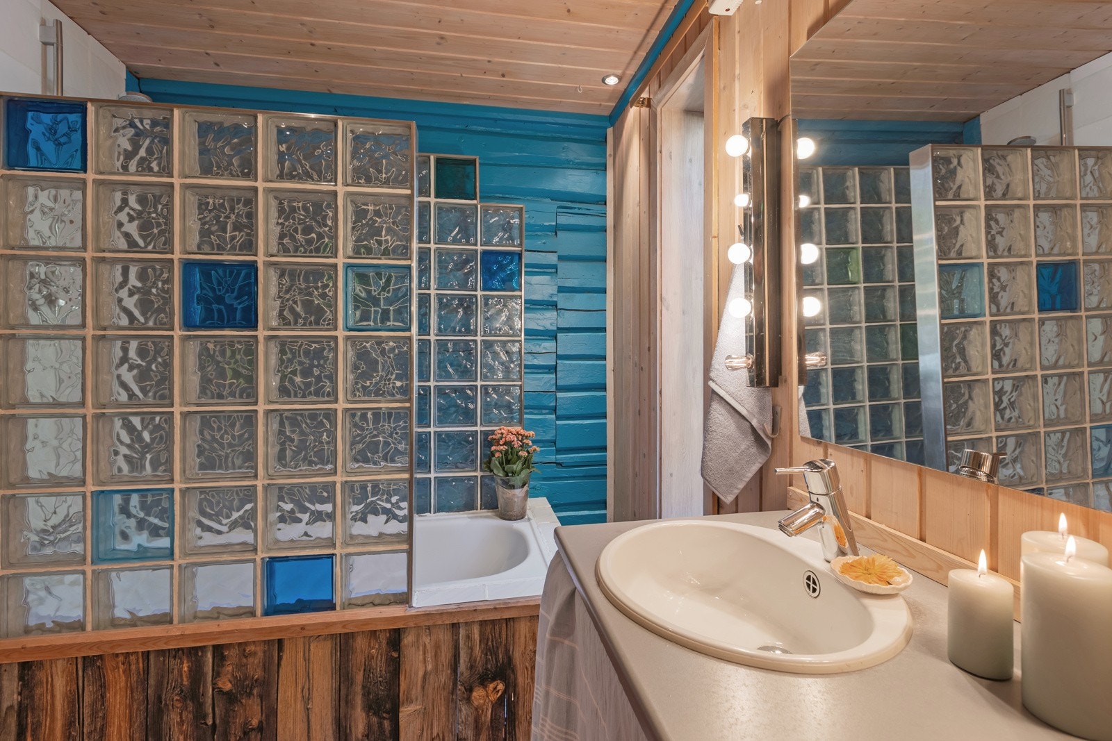 Innredning med nedfelt håndvask, speil med belysning. Galleribilde