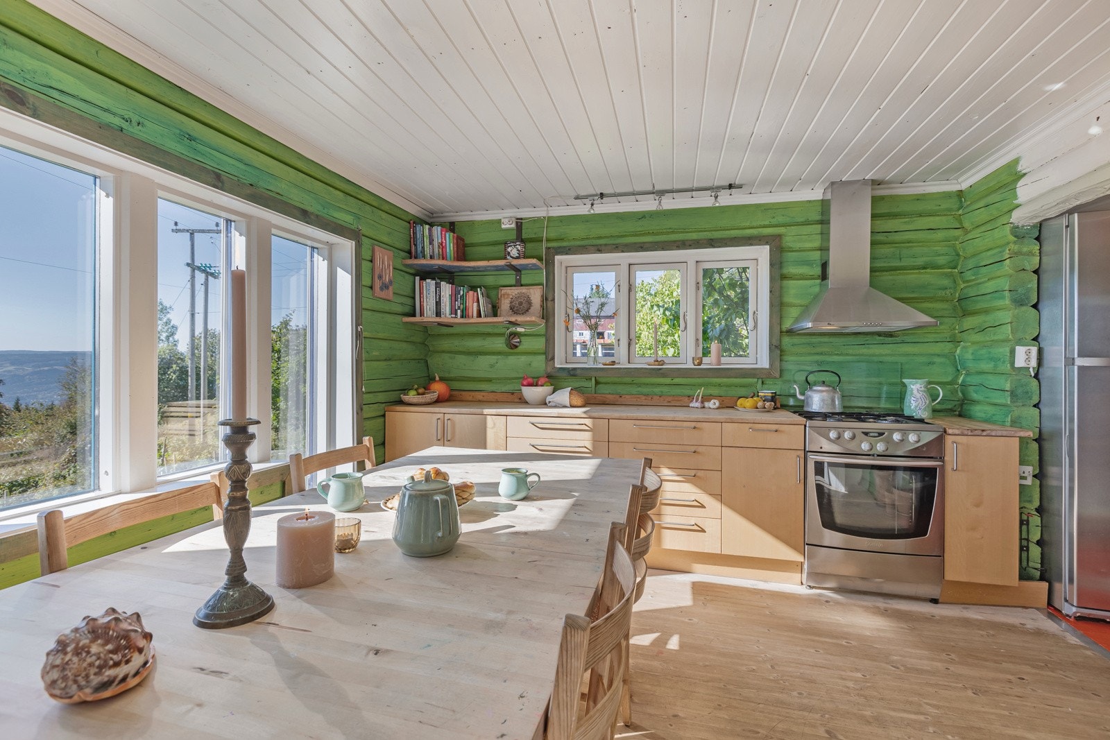 Godt med vindusflater mot vest, slipper naturlig lys inn i rommet Galleribilde