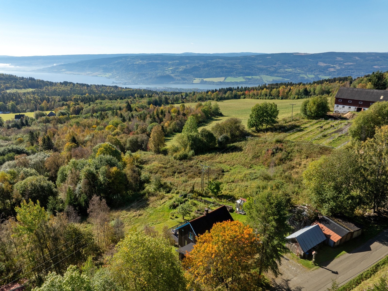 Dronefoto, her ser man Mjøsa i bakgrunn Galleribilde